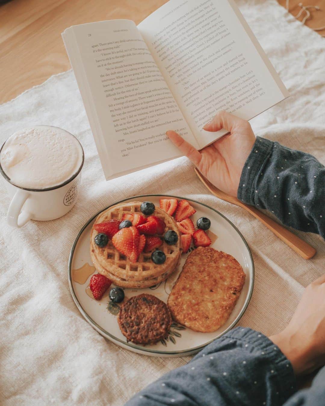 W E Y L I Eのインスタグラム：「I love a good sweet & savory breakfast! 🥞New video on my main channel of what I eat in a day (filmed it ASMR style, with no talking. Just soft music 🎶)  Much relax. Hope you watch ☺️」