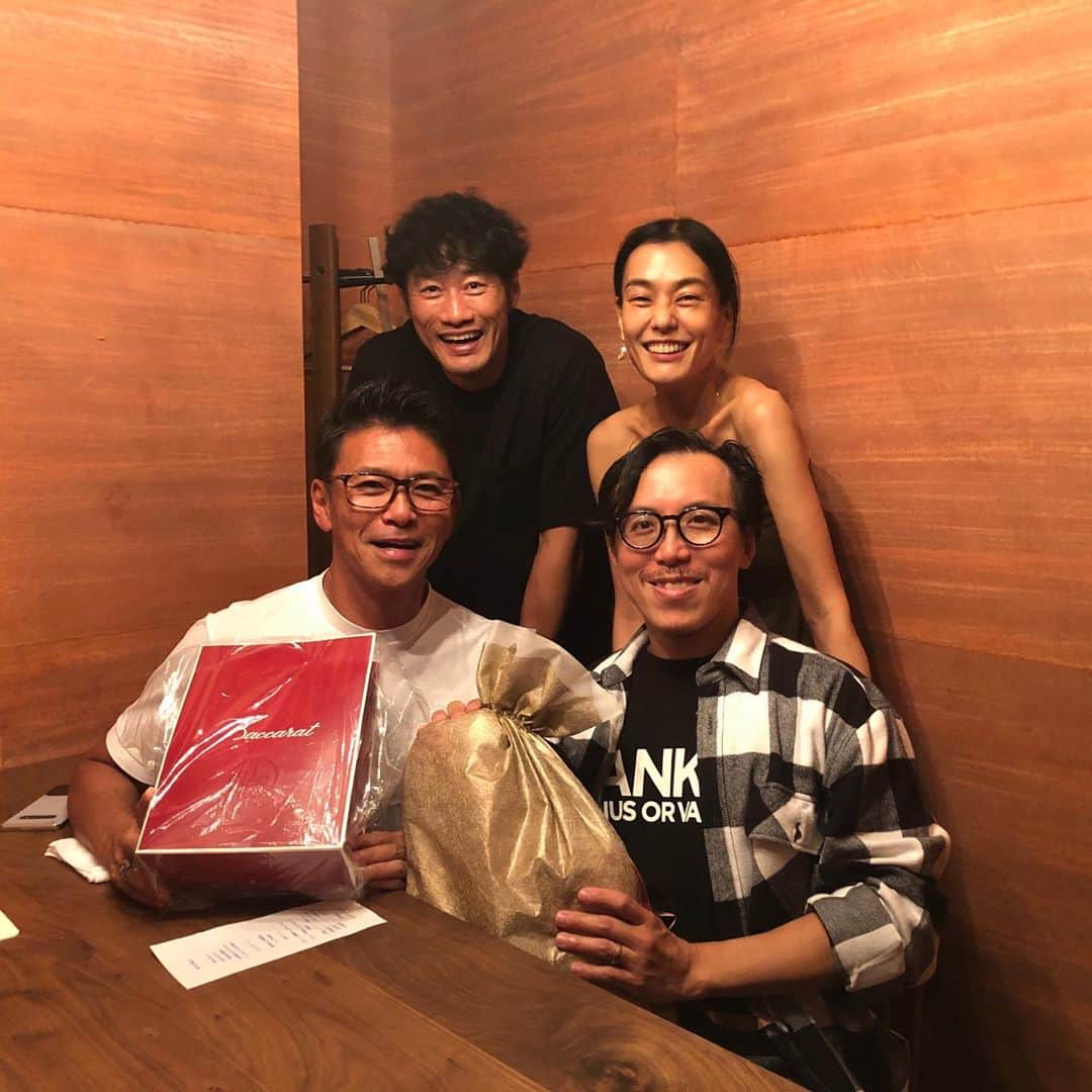 SAWAのインスタグラム：「熱い男たちとの熱い夜。  ２０年以上の月日を経て @tetsucruise  率いる　 @image_models  @signo_inc  に  @lesliekeesuper  @yusukehirayama_   と共に、同じ事務所に集結しているという 本当に不思議で夢のような現実。笑  この日は、先日お誕生日だった ボスを囲む会。  変わらないファッションへの 《愛と熱意》を語り尽くし あーーー楽しかったなー。  ２０年前から行動力もポテンシャルも全く衰え知らずのＬＥＳＬＩＥＥに 一同大爆笑するしかない 心揺さぶられる刺激を貰えた時間。  うんうん。そうだよね。  人と人との出会い。そして感謝の心。 そこを大切に、信念をもって歩む。  例えその時々に誰かに何かを言われたとしても、時間が流れる中も、変わらず応援してくれる人の共感を生み、その心を動かす根源に繋がるんだろうな〜とシミジミ。  今や連ドラや映画で 美味しい存在感をだしている兄貴は 先日最終回を迎えた 『わたしの家政婦ナギサさん』の 福岡支店長・松平さんではありますが  これほど俳優として引っ張りダコに なっても、尚もモデルとしての自分を大切にできているのは、もしかするとモデルから俳優になっている方々のなかでも、兄貴くらいでは？と思います。  モデルとしての自身の夢も目標も、持ち続けているから？ もしくは、デビュー当初から、愛するファッションモデルとしての自分自身に、今もなお苦悩しているから？  その真相は…  と自分と重ねてみたり。プププ。  お互いプライベートでは、父ちゃん、母ちゃん。  昔はパリ、ミラノ、NYの事務所が 同じで、日本で会うより海外で会っていたという不思議な組み合わせ。 いや〜めちゃくちゃ世話になったな〜。本当にありがとうですょ。  あの頃から互いに、変化はしているものの熱苦しさは変わらず😂年を重ねても戦闘態勢？笑　  誰かや何かの力に頼るでもなく、 先ず自身の足をしっかり地につけて 一歩一歩を大切に歩んできている。 世界のトップ、本物を知っているからこそ、常に追求する姿勢。そこが各々の共通点。  いつまで経っても変わらない 同士で戦友、兄妹のような心友。  腹の底から、ずっと切磋琢磨しながら応援し合える、そんな大切な関係の兄貴。お互い四半世紀かかって、ようやく日本のマーケットに馴染んでこれたかしら？笑  当初は、首からカメラを下げて、リュックサック１つ背負って、日本中のモデル事務所を駆けずり回り、日本のモデルズを撮影していた駆け出しの頃から友人のレスリー。  いや〜みんな心で悔し涙流してたあの頃。思い返すと、本当に青春！青い春のような香りが蘇るー。笑  そんな３人が、いまIMAGE・SIGNOで同じ事務所にいるなんて、本当に可笑しくも嬉しい！！  まぁ４人で散々話してました。  個々に色々好き勝手なことを言われたり、勝手なイメージもたれたり、噂がたったり…と  その時その時々で、 良くも悪くも勝手に評価をされてしまうんだけどもね〜。笑  とにかく、どんな時も 自分自身とより深く向き合い 自分を理解し 真っ直ぐに頑張る！  それしかないわ！！！笑  もし、いまの貴方を面白くない と思っているヒトがいる。いた。  としても、それは貴方の問題？なのかな？  コーチングを学べんでから 大きく変化したのはココ？うん。  本当に人の感情に振り回される事なく 自分と向き合い 自分主体のエゴや傲慢とかでなく 自分自身を色んな角度から 客観的に見る。 そんな風に少し自然とできるようになれた事で 他人の感情の問題の波に 呑み込まれなくなったかな。テヘ。  １人の人間のイメージや印象って 人の数だけ存在するのかな？と思う。。 そう思うと人と人って、人間って とっても魅力的で可笑しな生き物だな〜。  そうそう、どんな自分も 愛おしくまるごと受け止める。 それができた時 自分と他人との違いやギャップも 違和感なく受け入れられるのでは？  そんな風に感じさせてくれる仲間たちが居てくれることが、応援してくれる仲間たちがいることが、 何よりもの自分の糧であり 替えがたい財産かな〜。  あはは…世の中４連休の中、 取り留めなく熱い感じですが  これからも、小さな幸せ見落とさず 笑って楽しむぞー！！  皆さま素敵な休日をー。  #imagemodel  #signo  #戦友　#同志  #心友  #応援 #yusukehirayama  #心のフィルター #もっと自由になれる #コーチングを学ぼう #大切な場所  #しあわせな時間  #いつもありがとう」