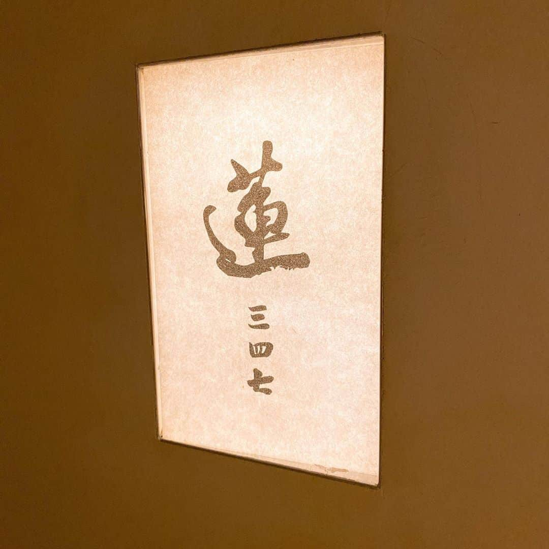 舞香さんのインスタグラム写真 - (舞香Instagram)「銀座『蓮 三四七』へ行ってきました✨  ミシュラン三ツ星の『石かわ』の系列店で、蓮も毎年ミシュランで星を獲得しています⭐️  久しぶりの和食ヽ(´▽｀)/  料理を出された時にふわっと出汁の良い香りがしたり、食べるとほっこり幸せで優しい気持ちになれるから和食って良いですよね♡  ２週間寝かせたというハモや、旬の松茸と鮑、香ばしく焼いた鰻など、絶品でした🥰  王子と一緒に和食ももっと開拓していきたいな🎶  #蓮 #日本料理 #懐石料理  #蓮三四七 #ミシュラン一つ星  #銀座グルメ #グルメスタグラム #美味しいものが好き #グルメ好きな人と繋がりたい #rococoビール #instafood #japanesefood #tokyo #michelin #ミシュラン東京 #幸せな時間  #ご馳走さまでした🙏 @macky.gram」9月20日 5時59分 - maika.mahou