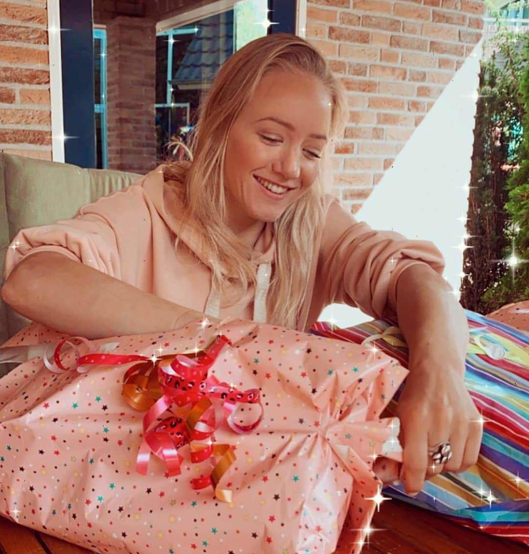 リーケ・ウェイファースのインスタグラム：「Enjoyed my birthday so much! 💗✨ Ik voelde me echt super jarig! Dankje voor jullie lieve berichtjes, en speciale dingetjes die me zo blij maakten, vooral in deze onrustige tijd. Dat gaf echt een boost! 💖 Nu 2 weken tijdelijk te zijn “verhuisd” werd ik in Nijmegen verrast met ballonnen, bloemen, en cadeautjes en kreeg ik zelfs leuke videoboodschappen van fans!  Dit weekend lekker in Twente en quality time met familie❤️  I feel very grateful, thanks for all the sweet wishes and all your acts of love✨ sending you all my love back❤️  #twins #birthday #29 #happy #thankful #loveyou」
