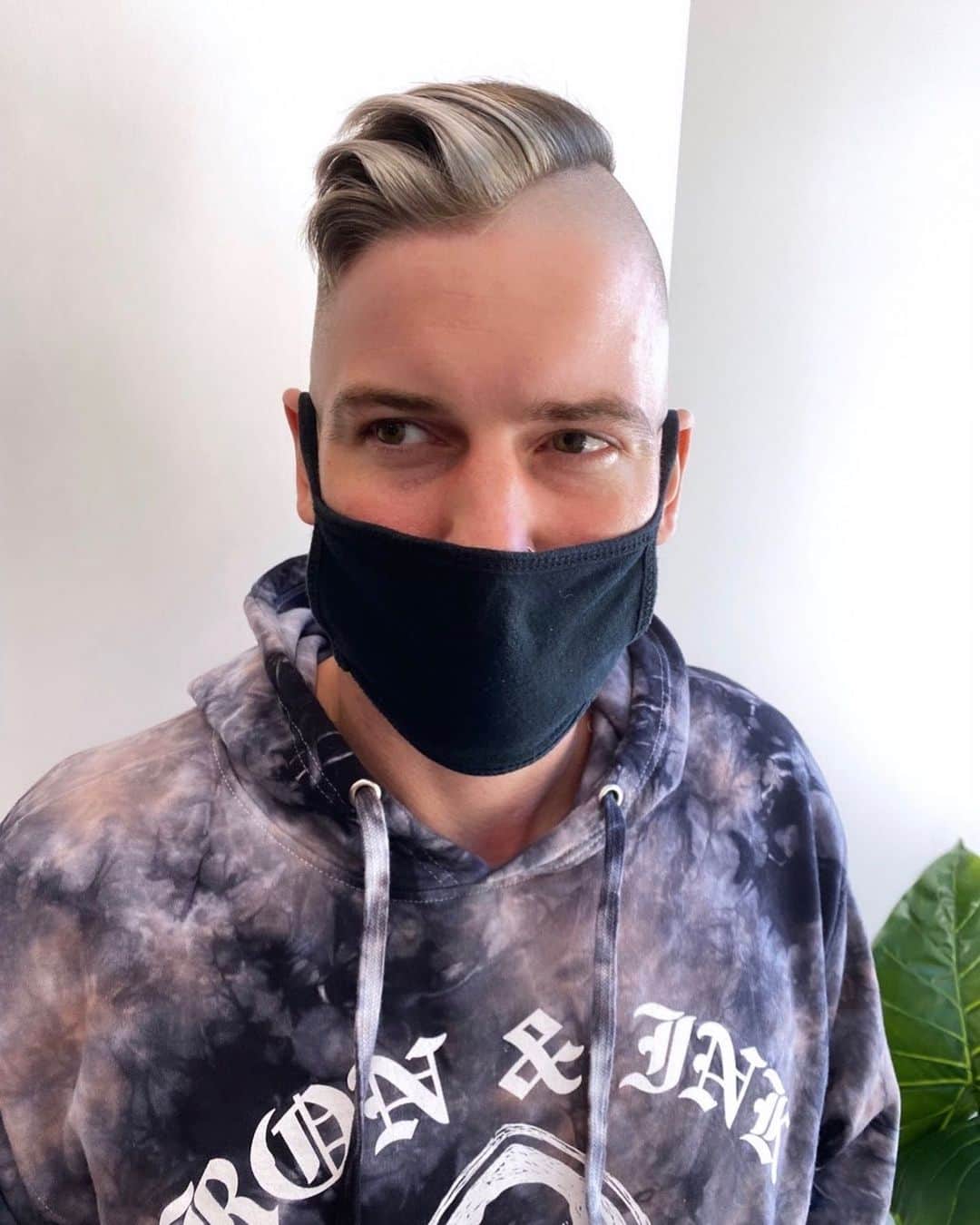 ザッキー・ヴェンジェンスのインスタグラム：「New hair same stare 😂 💇🏻‍♂️ by @emilyboulinhair @ironandinkfitness  #lookmomigotmyearslowered #greyhair」