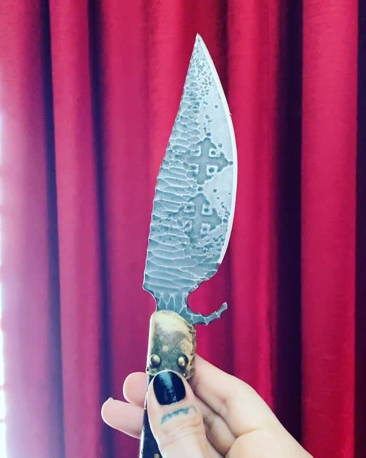 Kat Von Dのインスタグラム：「How beautiful is this knife @teypohsweepeehl  handmade for me?! ❤️🗡 Such intricate craftsmanship!  The handle was hand carved from local gathered dead fallen Arizona Ironwood, while the blade was forged out of a single piece of recycled tool steel found in the sands of the badlands of the petrified forest.  The sheath was hand wet formed over a wood fire from a piece of recycled saddle leather from an early 20th century Mexican saddle.  And even though @prayers had commissioned this knife for me back when we were first dating, @teypohsweepeehl manifested it for me and named it “tlahmahkahskah’mahtsahtohn” which means “little pronghorn.”   This knife could definitely be put to good use by someone, but I hold it dear to my heart and treasure it as a sacred memento. It was the first gift @prayers ever got me, and it was my first introduction to @teypohsweepeehl who now is part of our family. ❤️🗡」