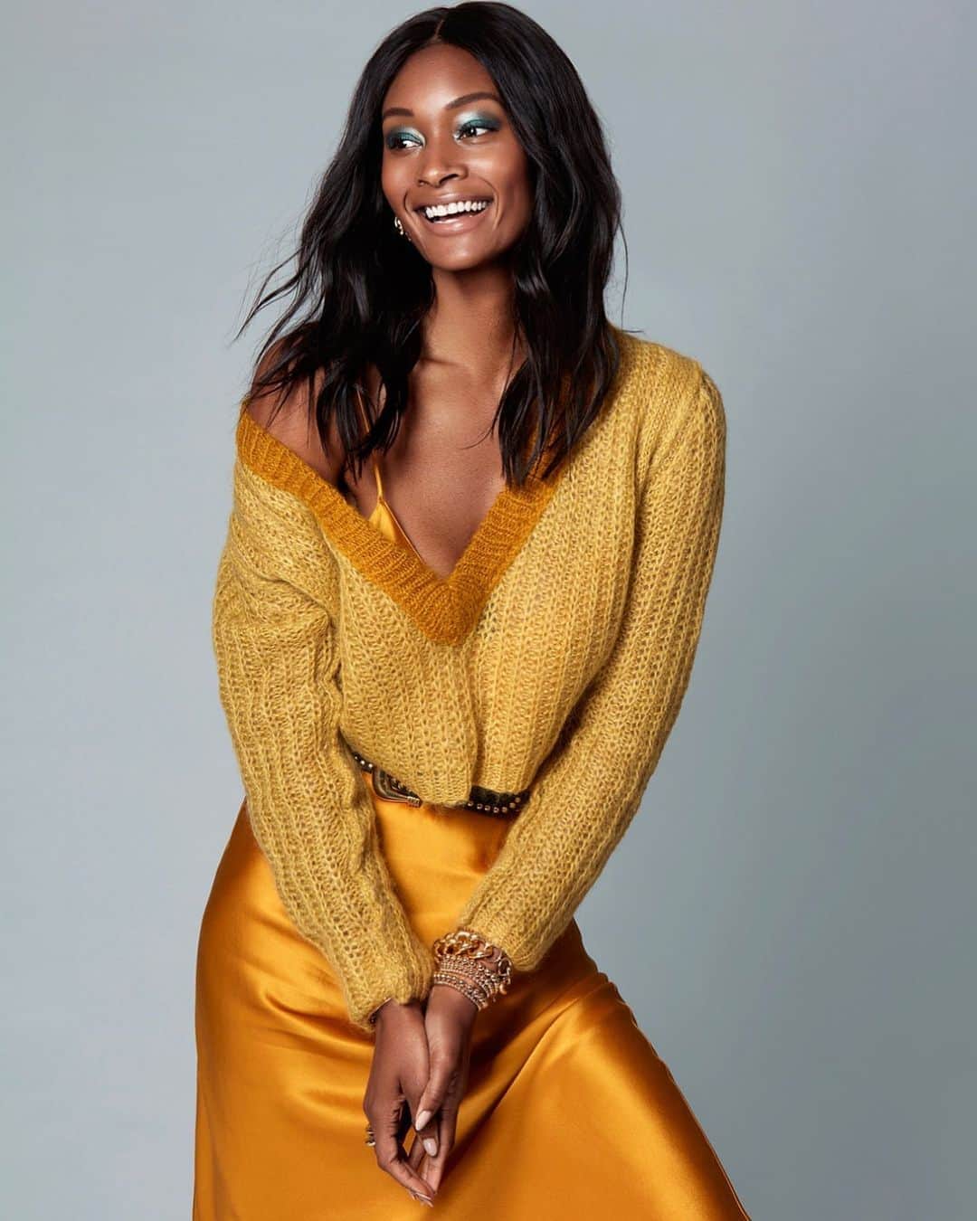 ダニジョーのインスタグラム：「PASS THE MUSTARD 😄 @danievans1 bringing the sunshine in the Mustard Cropped Sweater, Midi Slip, Kaia earrings and Timo bracelets ☀️🛒#dannijogirls」