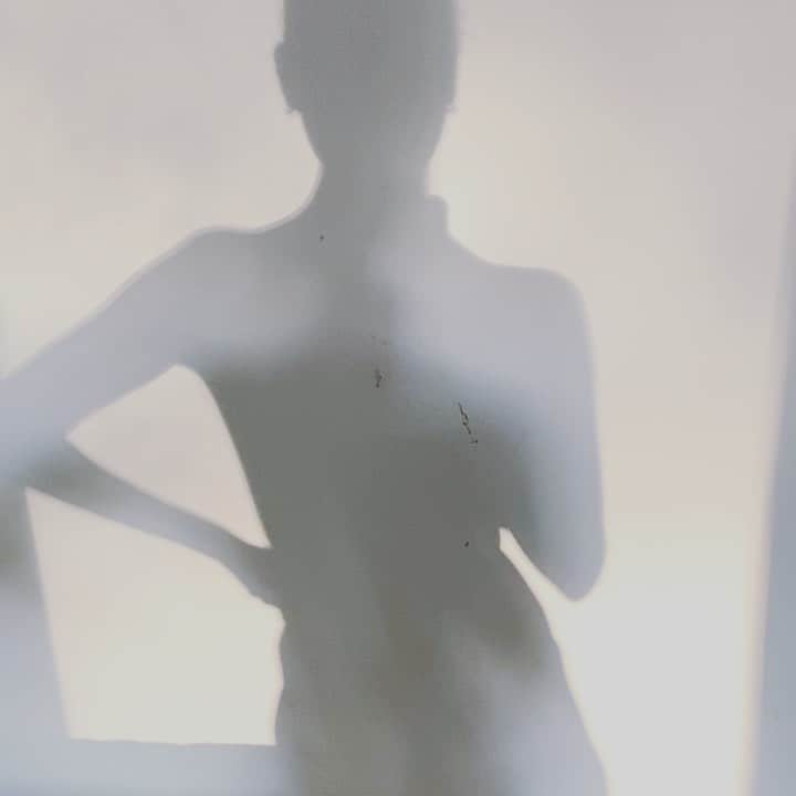 モンタナ・コックスのインスタグラム：「Shadow play」