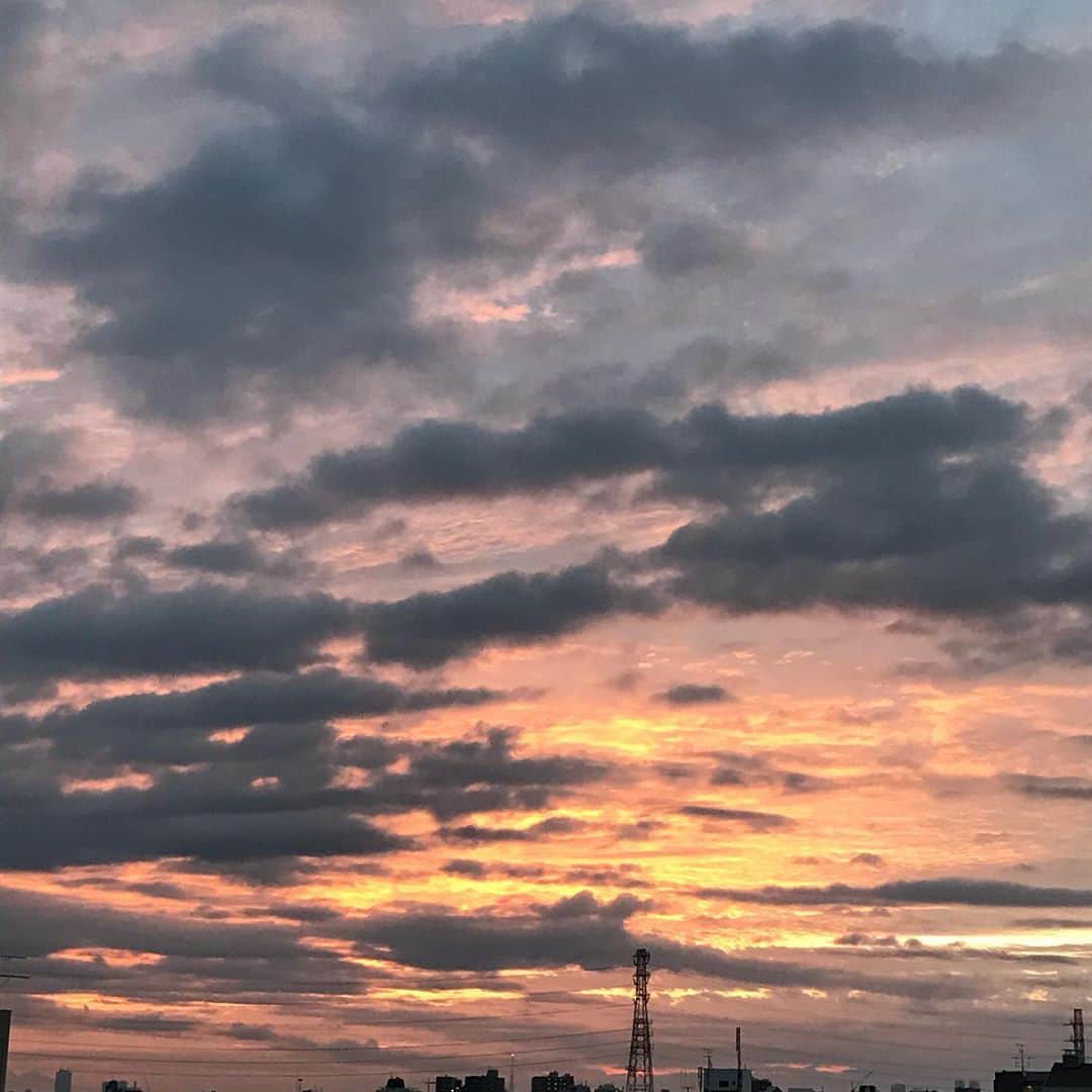 福田葉子さんのインスタグラム写真 - (福田葉子Instagram)「きれいな朝焼け…。全米オープンの松山英樹をLiveで観戦。N.Y.なので深夜2時半ティーオフなんだもの…もはや夜更かしなのか早起きなのか。 難関コースでめちゃくちゃ健闘&善戦している松山の勇姿から目が離せない。明日というか今夜の最終日も楽しみです。連休でよかったー。 朝ごはん食べて二度寝します…おやすみなさい。 #morning #sunrise #usopen #golf #hidekimatsuyama #go #朝焼け　#全米オープン #松山英樹　#ゴルフ　#応援　#がんばれ」9月20日 6時36分 - yoyoyokoko