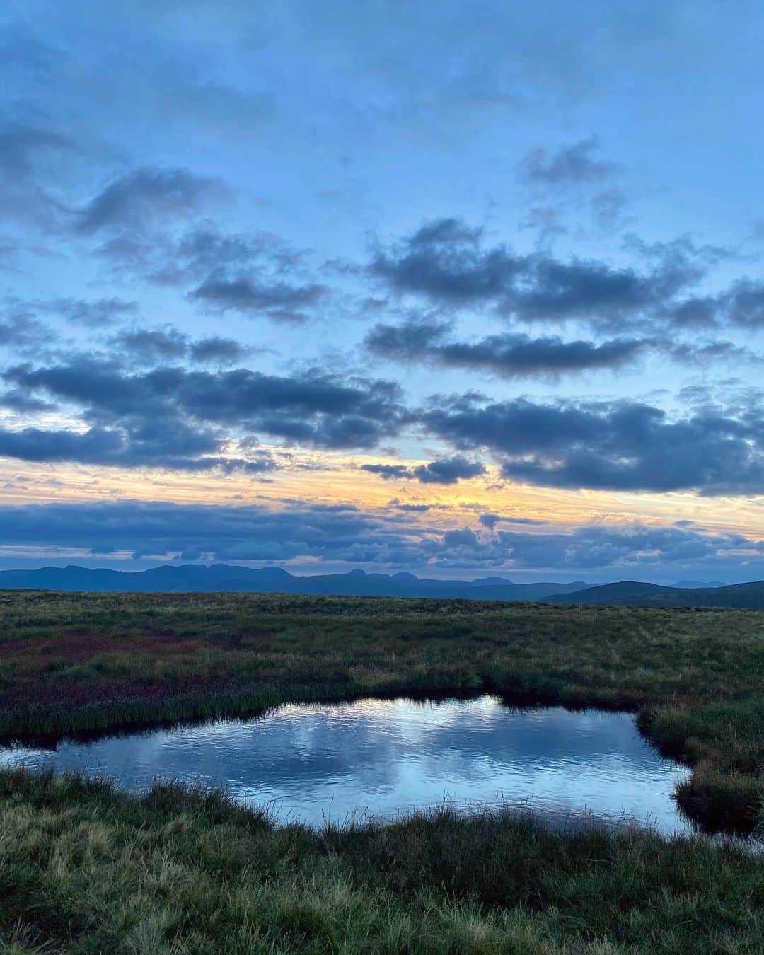 コナー・フランタのインスタグラム：「sprinted up a mountain just to watch the sun disappear」