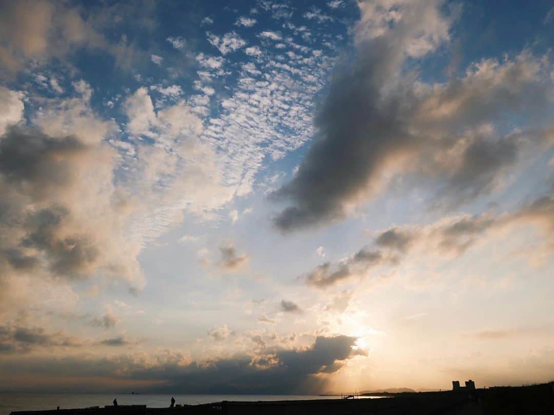 中川珠里さんのインスタグラム写真 - (中川珠里Instagram)「.  .﻿ 昨日は @da7suke @satobyy と 鎌倉まで🚲で行きました💪🏾﻿ 往復30キロくらい❔﻿ ﻿ いま思えば楽勝だな。 だだお尻が痛かったなぁ笑﻿ ﻿ 帰りは景色を楽しみながら。 いつもの場所から見えた﻿空にホッと☺️  #電チャリ #鎌倉」9月20日 6時46分 - juri1104