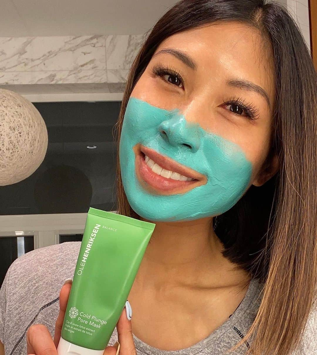 ウラヘンリクセンさんのインスタグラム写真 - (ウラヘンリクセンInstagram)「Dealing with blemishes from wearing your mask all day? 😷 @Stephiesin walks us through her #protips starting with saturating blemishes with our Balancing Force Oil Control Toner, using Cold Plunge Pore Mask, then going back for another round of toner. Head to our stories to learn more!」9月20日 6時50分 - olehenriksen