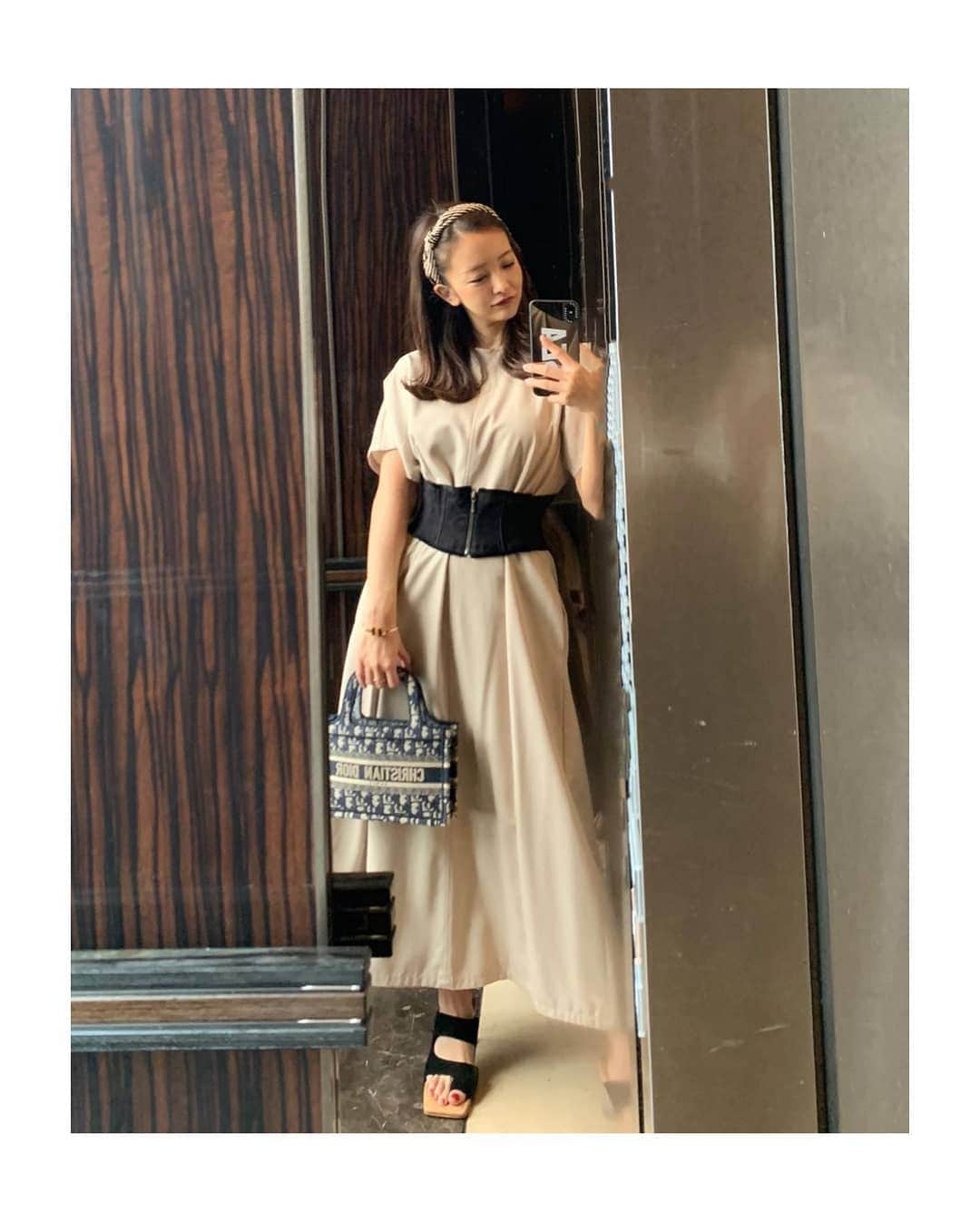 板野友美 ファンアカウントさんのインスタグラム写真 - (板野友美 ファンアカウントInstagram)「I love it🥰 👗👠  #dress  @fray_id #bag  @dior #sandals FRAY I.D #fashion #ootd #友Style」9月20日 6時52分 - tomochinfansina