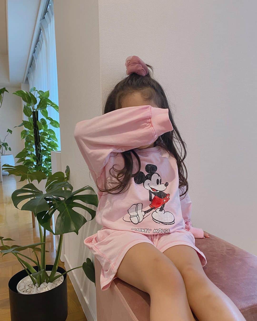 近藤千尋のインスタグラム：「いないいない〜ばぁ🍑 を次女によくやってくれる長女💓 3歳ってこんな女の子なの？ ってくらいママの真似してきます。笑  さて、今日は何しよう…😹❤️ 服は @ajuga.shop 💓」