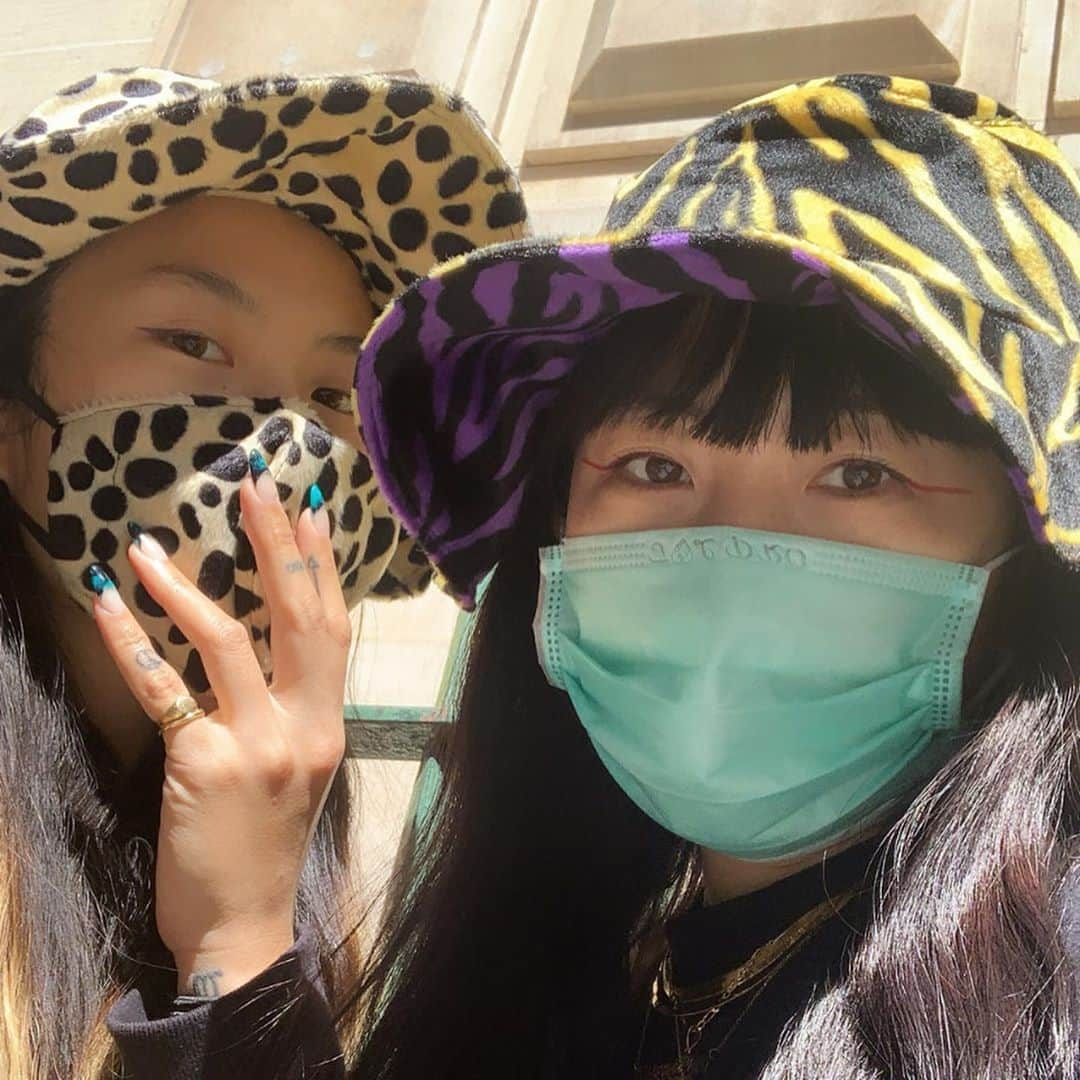 Mei Kawajiriさんのインスタグラム写真 - (Mei KawajiriInstagram)「Tie dye Nails for @yuchin21 💙💟 Thank u for my reversible tiger hat😘」9月20日 7時15分 - nailsbymei