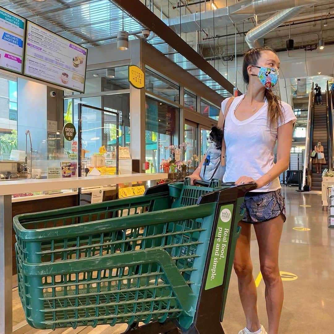 和央ようかさんのインスタグラム写真 - (和央ようかInstagram)「Date night @wholefoods 😍😘  私達のデイトスポット😍😘買い物中にどんどん🐶を激写したのが3枚め😊かなりリラックスしてるね🐶😊  #takakoworldstylin🌎 #lifestyle #hawaii #2人と1匹ライフ#wholefoods #datenight #yokawao #和央ようか @dondon_oreo」9月20日 7時17分 - yokawao0215