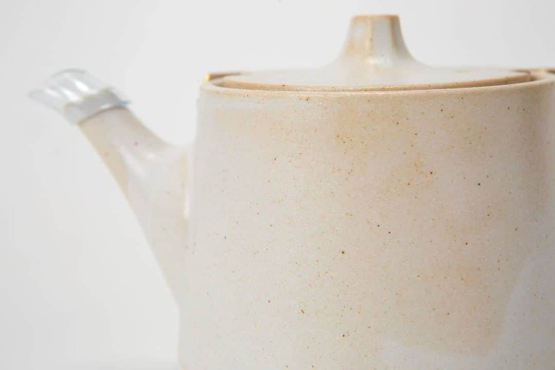 Komerco-コメルコ-さんのインスタグラム写真 - (Komerco-コメルコ-Instagram)「. 美しい茶器で心静かに。 お茶のある暮らし🍵  岐阜県土岐市で窯元と一緒に製作した HAPPA STAND（はっぱすたんど）の #KYUSU  HAPPA STANDとは、 日本の伝統文化である「OCHAとUTSUWA」を 現代のライフスタイルに合わせて立ち上げたブランドです🌿  デザイン性と機能性が両立したこちら急須は 白と黒の２色展開。  白い方の取っ手は、真鍮（しんちゅう）で出来ており、 素材そのものの美しさや経年変化を楽しめます。  同じデザインの湯呑も揃えて、 心落ち着くお茶生活を始めてみませんか🍵  ------------------------------- HAPPA STAND／KYUSU (shiro / shinchu) https://komer.co/products/V9NaXACY04XUzgYQkhGi  ▷こちらの作品はKomercoアプリとWebサイトでクリエイターから直接ご購入いただけます。 ホーム画面の検索窓で「KYUSU」と検索してください🔎  ▷Web版はプロフィールリンクから📲 @komerco_official  ▷iOS版アプリのダウンロードはAppStoreにて「Komerco」または「コメルコ」と検索🔎 -------------------------------  #komerco #コメルコ #cookpad #クックパッド #komercoごはん #料理をもっと楽しく #おうちごはんを楽しもう #おうちごはん #instafood #foodpic #cookinglove #手しごと #komercoフード #お取り寄せ #お取り寄せグルメ #岐阜県 #美濃市 #土岐市 #HAPPASTAND #はっぱすたんど #プレゼント #お茶のある暮らし #急須 #緑茶 #美濃焼 #贈り物 #敬老の日 #お茶 #お茶生活」9月20日 7時30分 - komerco_official