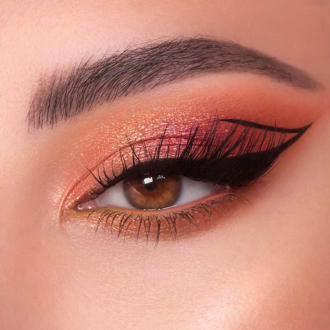 Maybelline New Yorkさんのインスタグラム写真 - (Maybelline New YorkInstagram)「Let @nessasunshine inspire you to try this sunset eyeshadow and graphic liner look! 🔥 She’s wearing our #hypereasy liner. #mnyitlook #regram」9月20日 7時39分 - maybelline