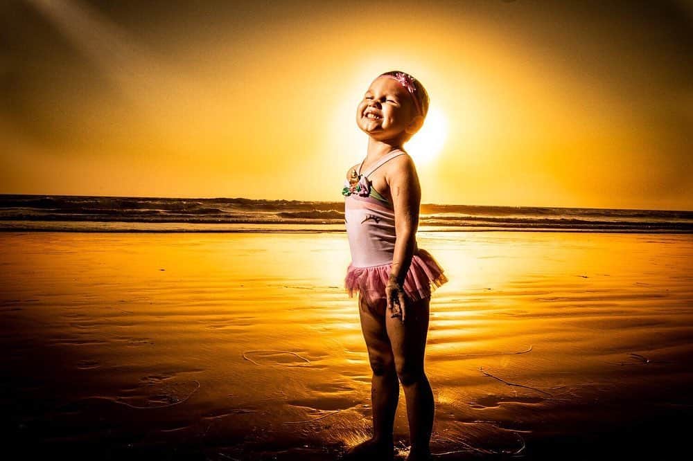CANON USAさんのインスタグラム写真 - (CANON USAInstagram)「"My 3-year old Mars Louvau has been battling leukemia for the past year and a half. This was our first family trip since her diagnosis and her first time to the beach. Her smile shines as bright as the sun." ☀️Thank you for sharing your #CanonMemories with us, @Jimlouvau.  Camera: #Canon EOS 5D Mark IV Lens: EF 24-70mm f/2.8L II USM」9月20日 7時40分 - canonusa