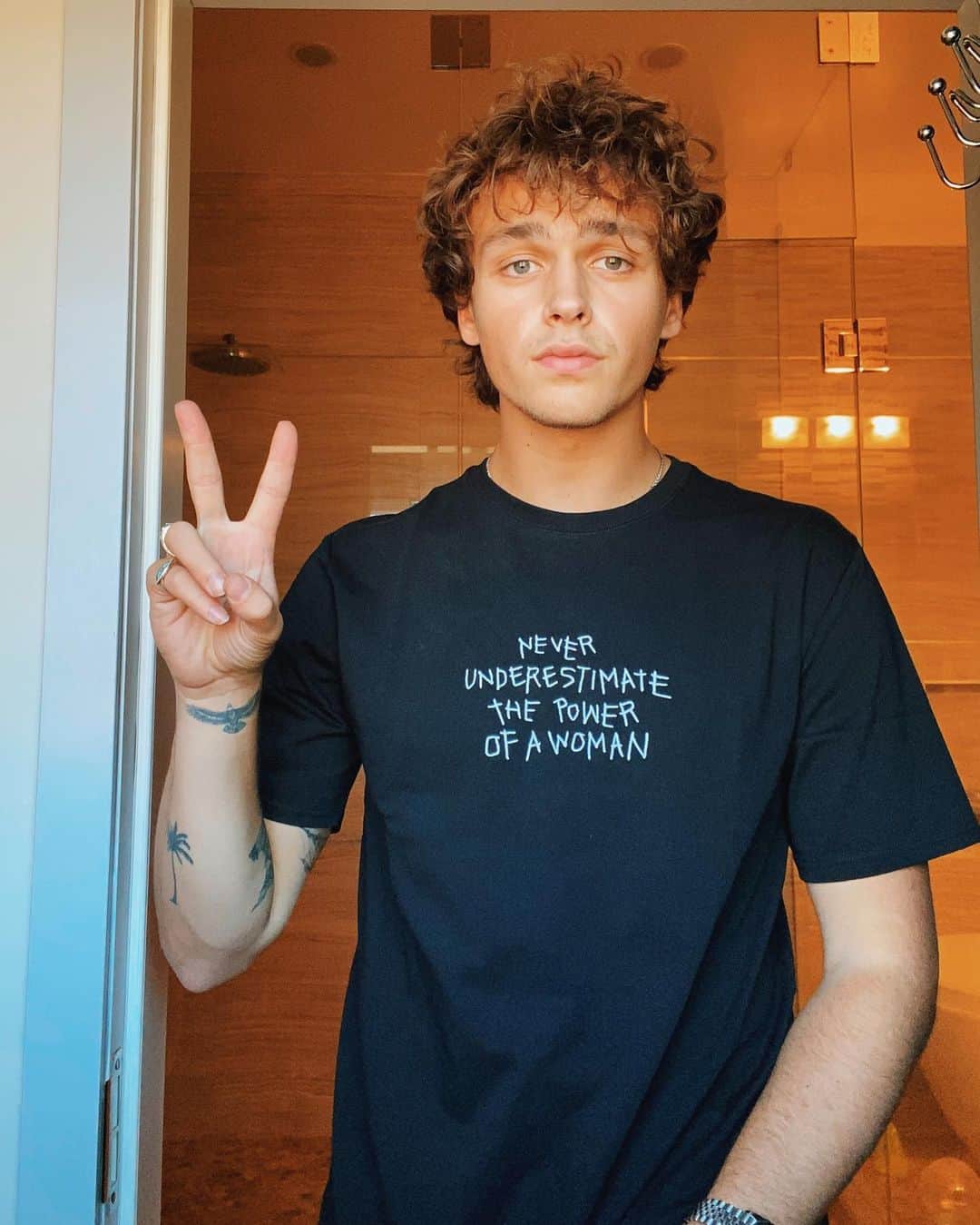Jonahmaraisのインスタグラム：「sending love to you all today」
