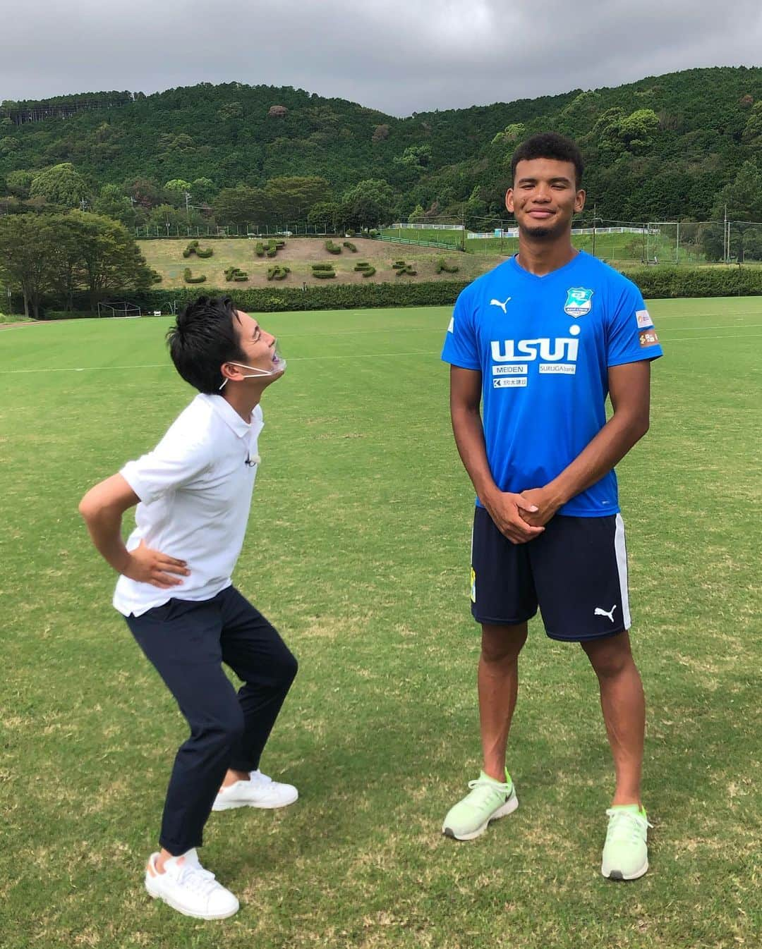 伊藤薫平のインスタグラム：「見上げるほどデカい！ きょうの#Dスポ　 191cmの大型FW降臨。  きのう連敗脱出を果たした 清水エスパルスから レンタル移籍中！ J3沼津= 栗原イブラヒムジュニア選手を 取材させて頂きました。  大柄ですが、心優しい19歳。 お父さんがガーナ人。 超大食いで、寿司は○皿一気に 食べられるとか！？  先週は清水エスパルス、 静岡市出身の 成岡輝瑠選手(18歳)もご紹介。 幼少期から技巧派でした。 https://blog.tv-sdt.co.jp/ito-kunpei/2020/09/18/清水の光へー/ ※ブログでもご紹介  夢を追う若手選手は いい瞳をしていて、 応援したくなります！  Dスポ きょう(9/20)17時から Daiichi-TVで！  #栗原イブラヒムジュニア　選手 #アスルクラロ沼津  #成岡輝瑠　選手 #清水エスパルス  #頑張ってほしい  #気付いたら  #年齢が自分の半分だったけど」