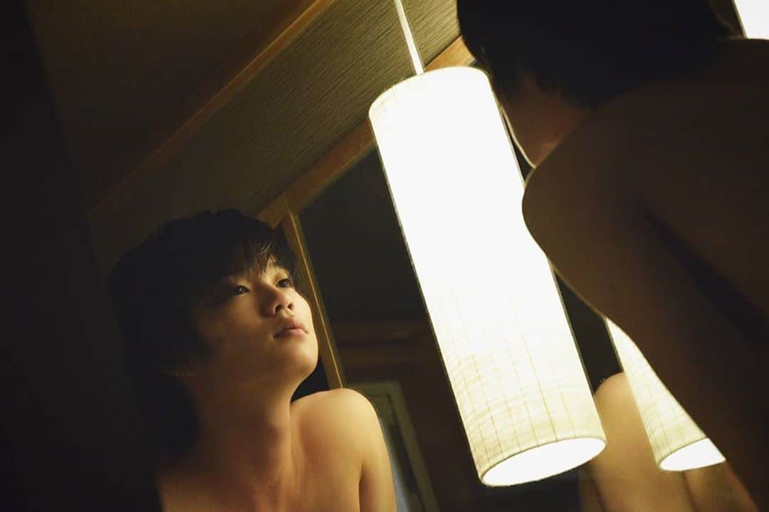 外山将平のインスタグラム：「たまにはこういう写真も。 ちょっと恥ずかしいんですけどね笑 2枚目雰囲気ありで。  #ジム作撮#筋トレ男子#作品撮り#筋トレ#ぷろたん#ジムのある生活 photo by:key  #おはよう#photooftheday#camera#portrait#model#外山将平#役者#俳優#今日の外山 #goodmorning#ootd#Nikon#肌#美肌#一重 #写真#撮影#カメラ#ポートレート#ファインダー越しの私の世界#カメラ好きな人と繋がりたい」