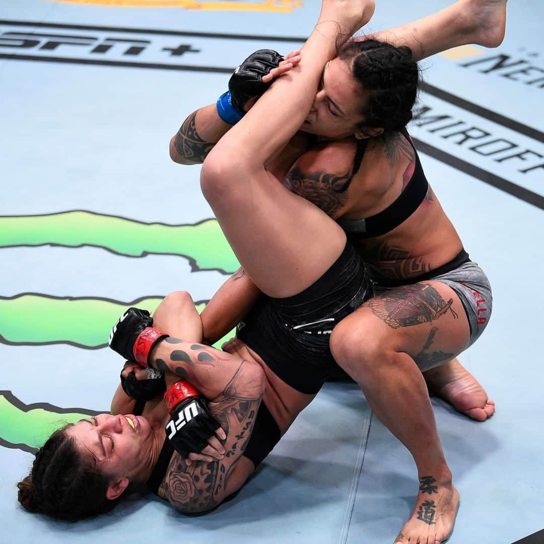 UFCさんのインスタグラム写真 - (UFCInstagram)「Clinical precision! @Mayra_Sheetara with the armbar from the triangle positon 🇧🇷 #UFCVegas11」9月20日 8時00分 - ufc