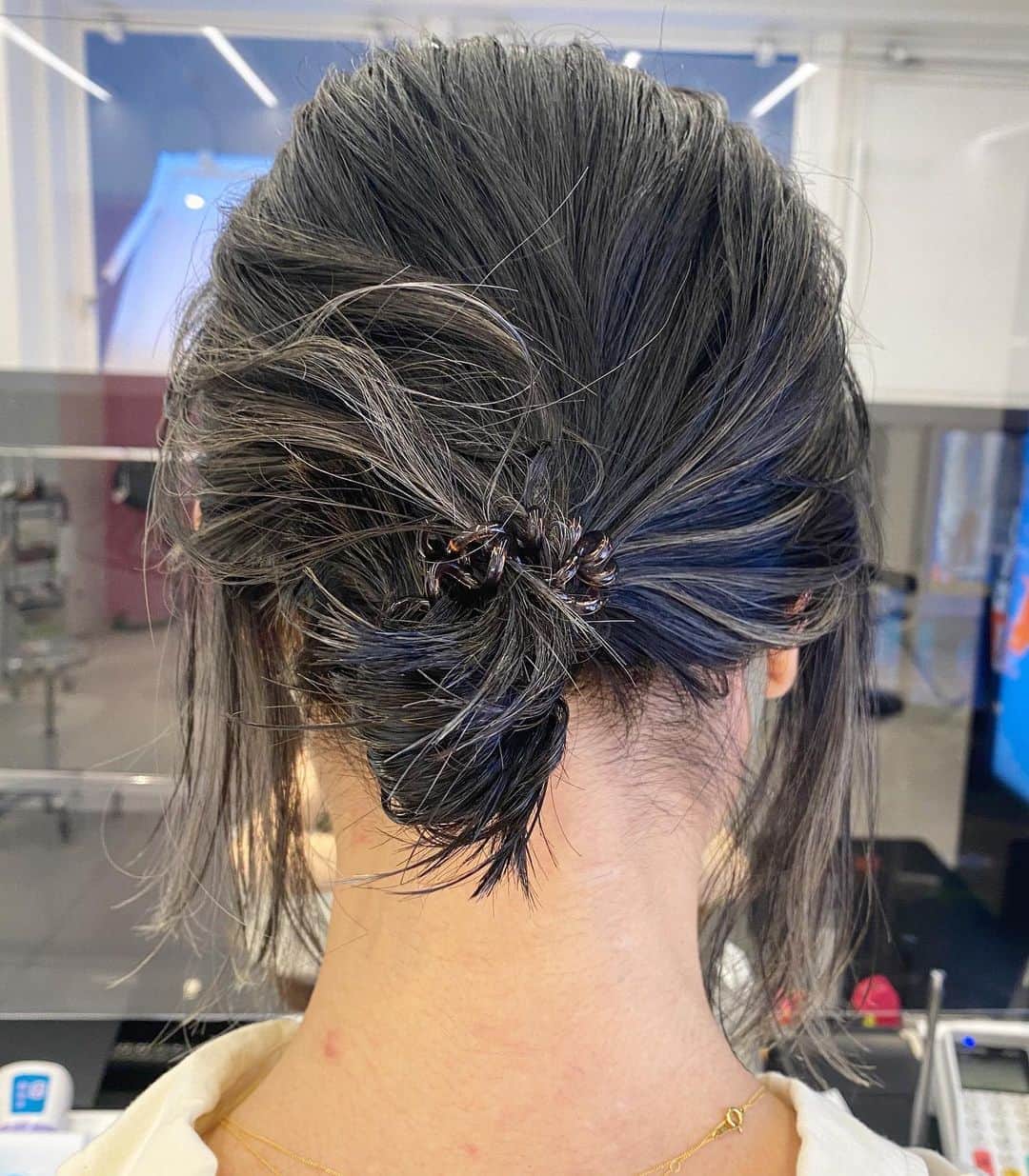 Sachiのインスタグラム：「Special point Highlight  (Bleach使用。2bleach〜must) . ゆるーくアレンジするのもトレンドです。 ポイントで狙ったところだけ入れるハイライトも可愛いです。 . #shima#hair#ハイライト #shima_sachi」