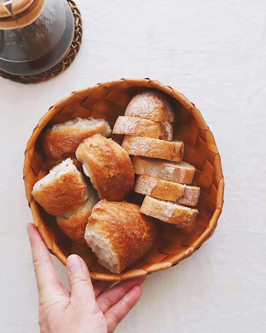 樋口正樹さんのインスタグラム写真 - (樋口正樹Instagram)「bread & coffee . 朝のパンとコーヒー。 . 新しく購入したての 白樺樹皮のパンかご。 松屋銀座で開催中の 催しもので手にとり 質感がとにかく良く、 サイズも気に入って。 . 森の籠 @morinokago . . #森の籠 #パンかご #パン籠 #白樺かご #谷幸子 #銀座手仕事直売所 #手仕事直売所 #パンとコーヒー #パンのある暮らし #パンのある生活 #パン部 #パンスタグラム #パン大好き #takakibakery #Breadandcoffee #coffeeandbread #handsinframe」9月20日 8時00分 - higuccini