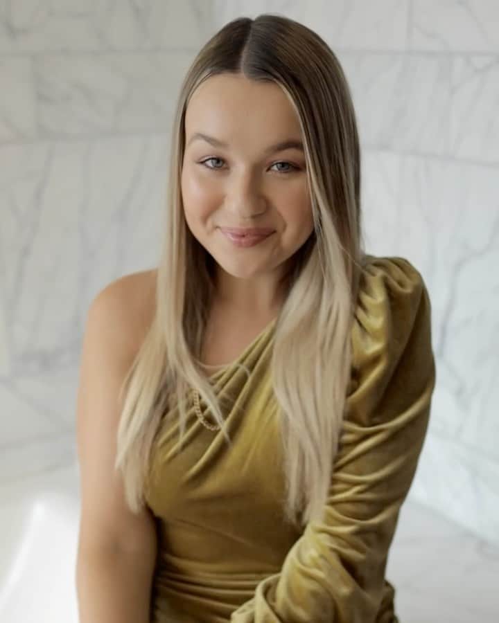 トーリ・ウェブスターのインスタグラム：「⭐️NIGHT OUT⭐️ GET READY WITH ME!  Have a convinced you to get @dysonhair products yet? 💁🏼‍♀️ Today, I used my Dyson Corrale straighter to achieve a smooth, straight, sophisticated look for my night on the town. This cord-free, revolutionary straighter is perfect for anyone looking for efficient styling, with reduced heat damage. Engineered for all hair types so that each hair straightening feature can be customized to you! #DysonHairHealth #ad」
