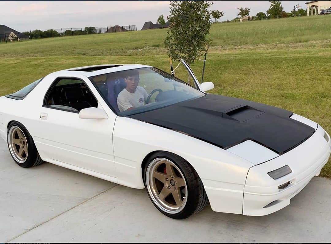 スティーブさんのインスタグラム写真 - (スティーブInstagram)「The move to Texas went smooth but I think the Kid’s RX-7 maybe missing California still... watch today’s episode to find out why  テキサス引っ越して初のRX-7のドライブができると思ったら壊れちゃった！？！」9月20日 8時22分 - stevespov