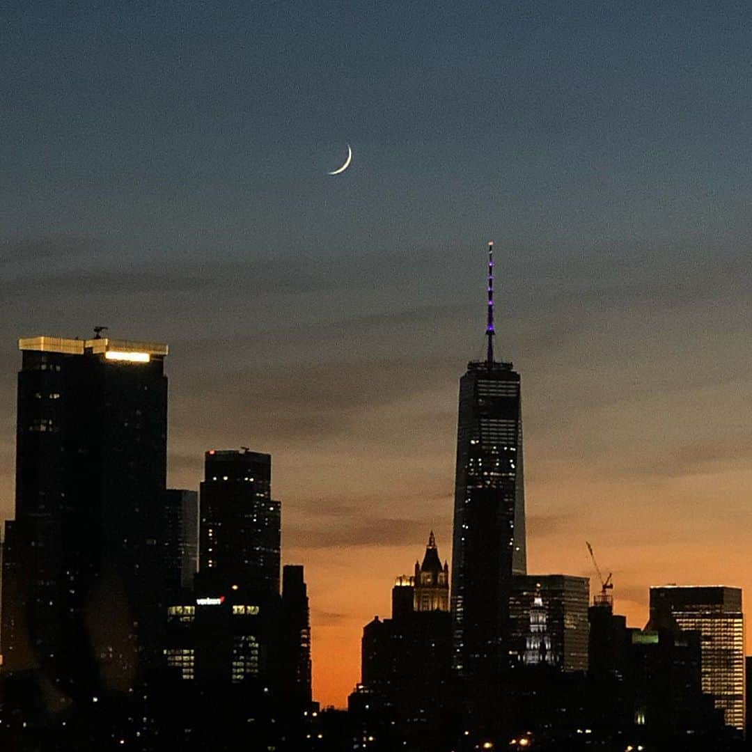 Victoria Leeのインスタグラム：「🌙 Goodnight moon」