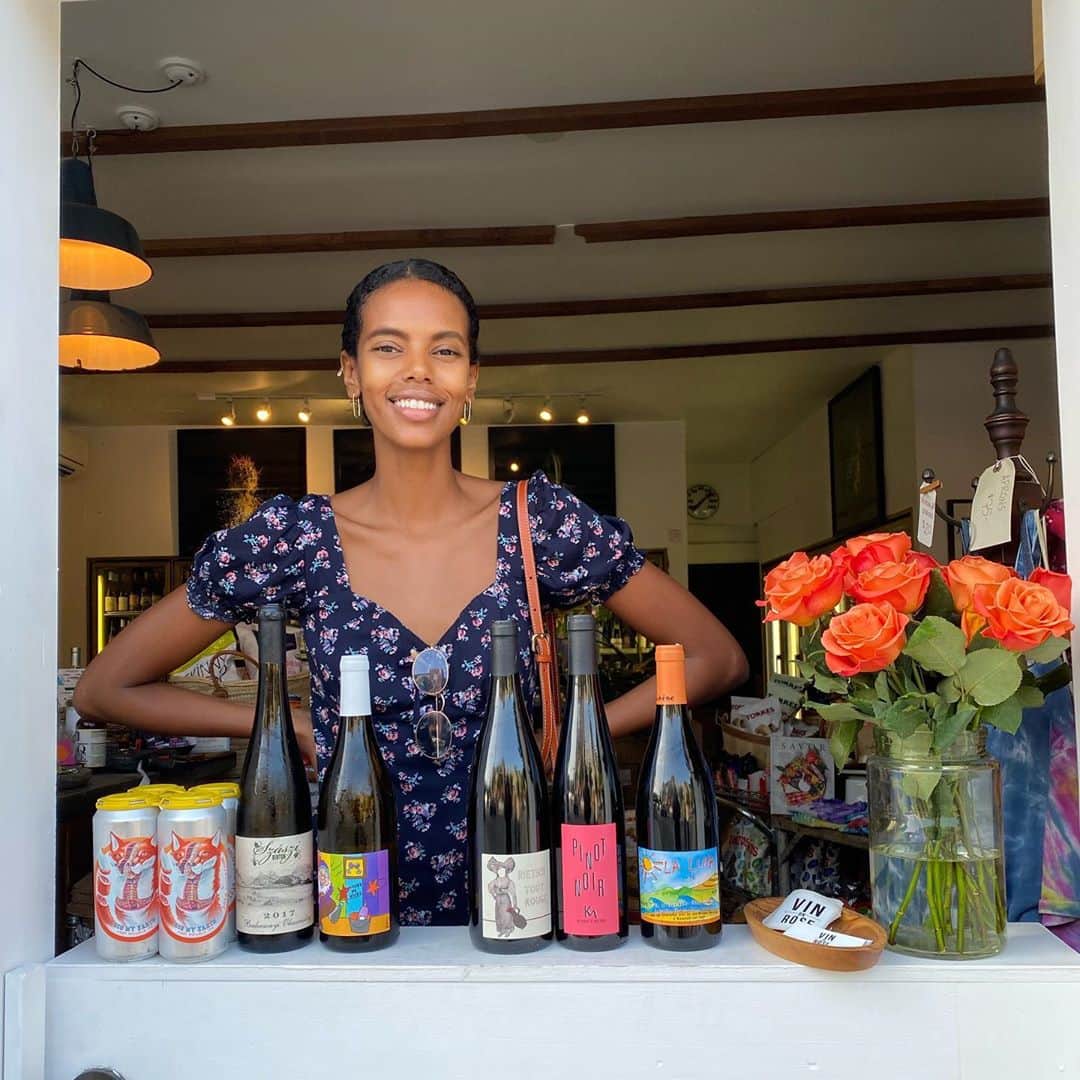 グレースマハリーのインスタグラム：「Found some phenomenal pairings for spicy Ethiopian/Eritrean food 🇪🇷 🥘 🇪🇹 all from natural wine shop @vinonrose 💖  Beer (Sewa in Eritrea) is always a safe bet: Dig My Earth’s hazy IPA 👌🏾   For wine, an unfiltered, zesty, and low alcohol white can calm spices. Alice Buvot’s Ivre de Vivre is just that, with a balanced body as it’s 100% Viognier.   Low tannin, crisp, chilled reds are hella refreshing, and if it’s Pinot Noir, the fruit character really complements spice. I picked two from Alsace: Kumpf et Meyer’s 100% Pinot, and Rietsch Tout Rouge which has a little Pinot Gris giving it a light vibrancy.   Of course, you can also go with an off-dry sparkling or still wine (Riesling, Chenin, Juicy pet-nat). The Eritrean version of this type of pairing would be Mes —> aka Mead or Honey wine in America 🍯 🍷」
