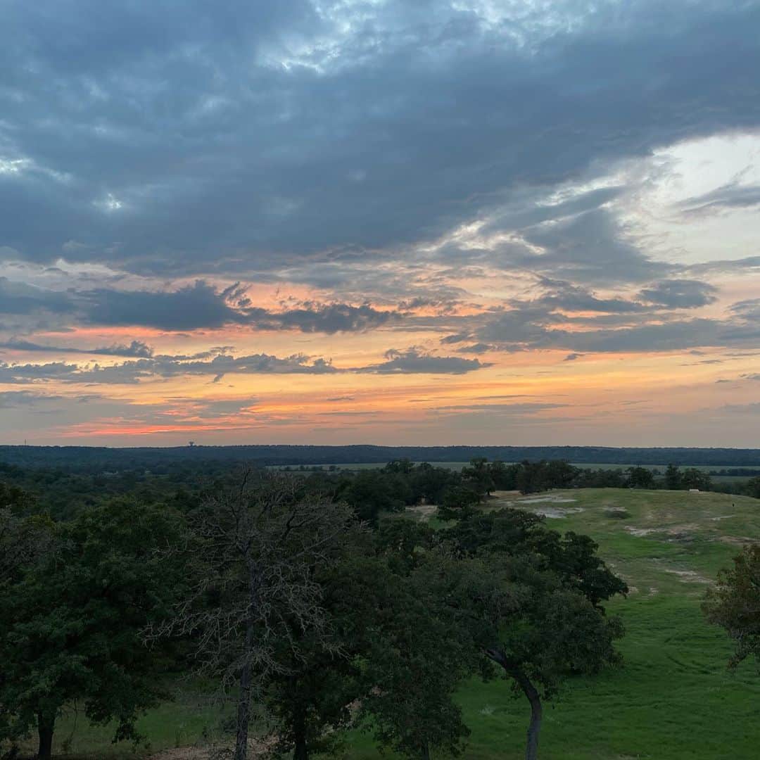ザッカリー・リーヴァイのインスタグラム：「Texas sunset, unfiltered. 🙌」