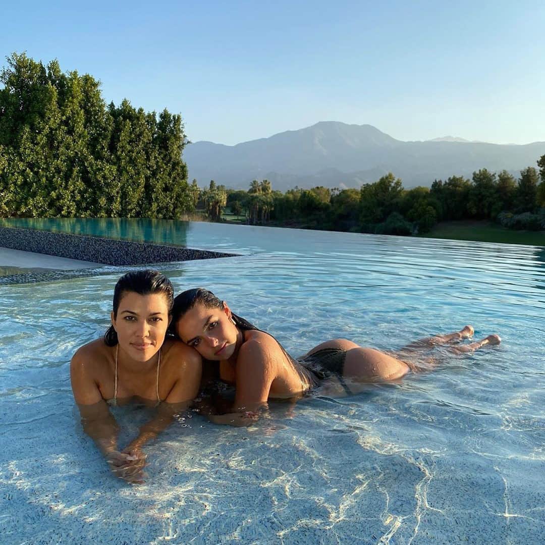 E! Onlineさんのインスタグラム写真 - (E! OnlineInstagram)「Blocking her view? In her words, she is the view. 👑Kourtney Kardashian's latest clapback to fans questioning her friendship with TikTok star Addison Rae is at the link in our bio. (📷: Instagram)」9月20日 8時45分 - enews