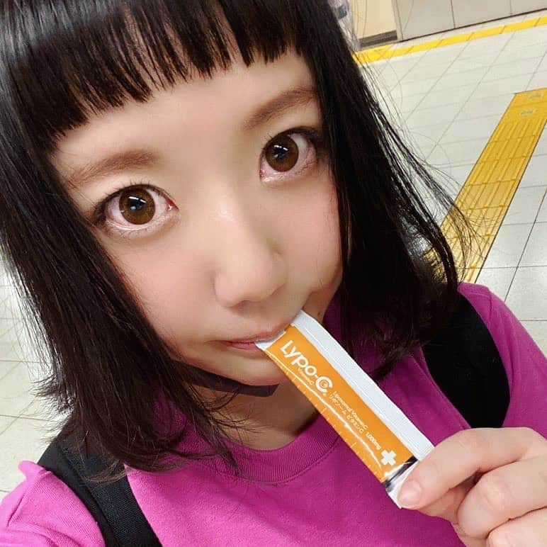 小鳥遊しほさんのインスタグラム写真 - (小鳥遊しほInstagram)「4連休みんな何するのー！私は某所へ一泊しに行くよ〜久しぶりのおでかけ〜。昼から飲んだり昼から飲んだり、あと昼から飲んだりしたいよね〜？  て こ と で Lypo-Cを飲む！！！ 愛するせがちゃんこと瀬川あやかがCM出演してる液体のビタミンCサプリだよー！ 飲む点滴…これさえあれば肌荒れ知らずのはず…液体系サプリはまじおすすめ…  さて いってきまーす！！！ みんな楽しい連休を〜  #瀬川あやか #Lypoc #サプリメント」9月20日 8時46分 - shihotakanashi