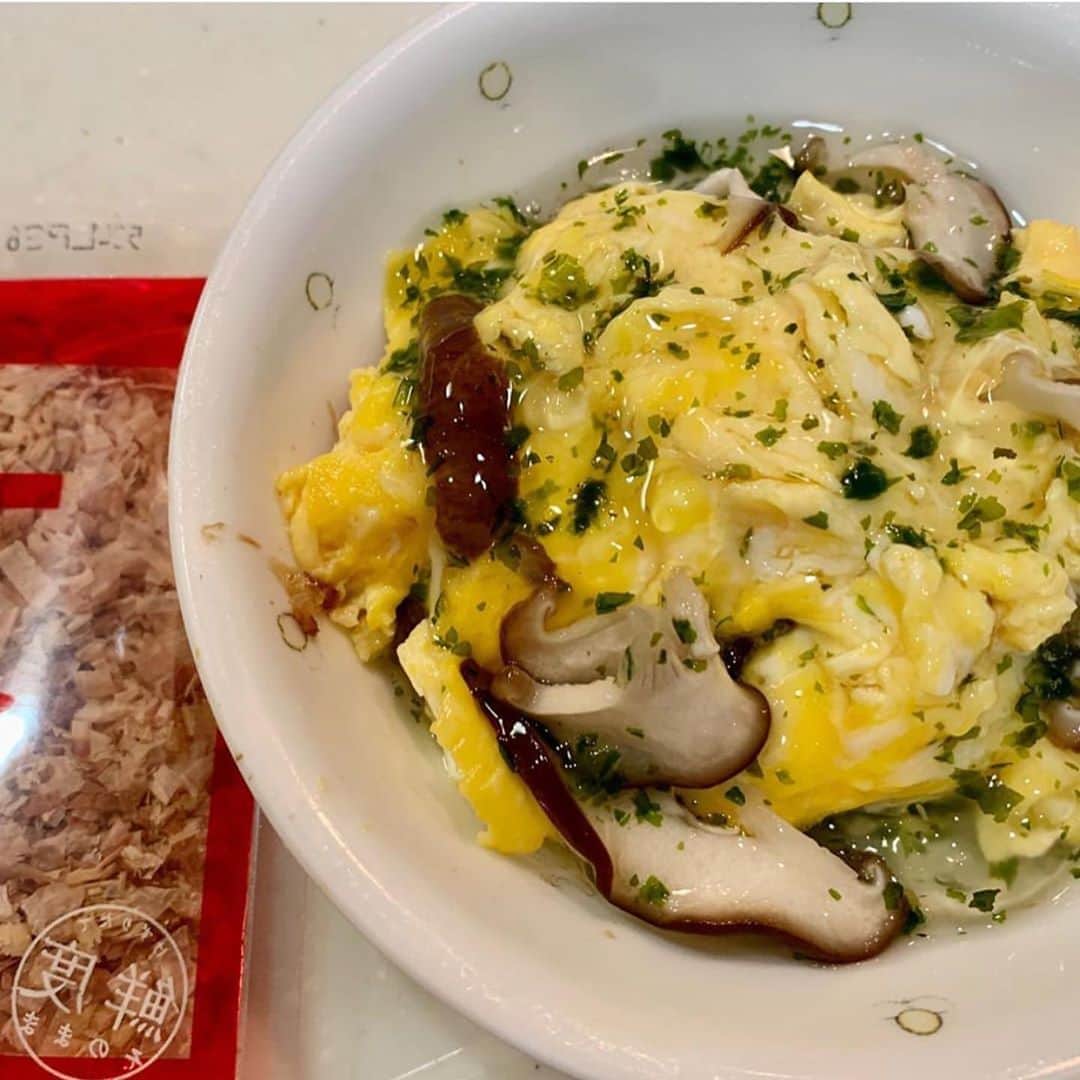 のインスタグラム：「こんにちは🌞﻿ 先日のオンライン料理教室にご参加いただいた @odasi_oisii さんの投稿をご紹介します🐟💓﻿ 茂出木シェフ👨‍🍳考案のオムライスとコールスローを作ってくださいました❤️﻿ ありがとうございます😊❣️﻿ ﻿ .﻿ .﻿ .﻿ ﻿ ﻿ 先日にんべんのオンラン料理教室に参加して教えてもらった﻿ たいめいけんの茂木シェフ直伝のオムライス、コールスロー、ボルシチ。﻿ ﻿ ボルシチは我が家の夕飯づくりの時間切れで次回に持ち越しだけど、オムライスの感動は家族絶賛！！﻿ 元々、たいめいけんのオムライス大好きな3歳児は、やっぱりぱくぱくモリモリ食べて、明日も食べたい〜💕と。﻿ また卵をたくさん用意して週末に作らなきゃ〜﻿ ﻿ ﻿ #にんべん﻿ #たいめいけん ﻿ #オムライス﻿ #コールスロー﻿ #にんべんだしアンバサダー ﻿ #だしのある生活﻿ #にんべん講座﻿ #こどもの喜ぶごはん﻿」