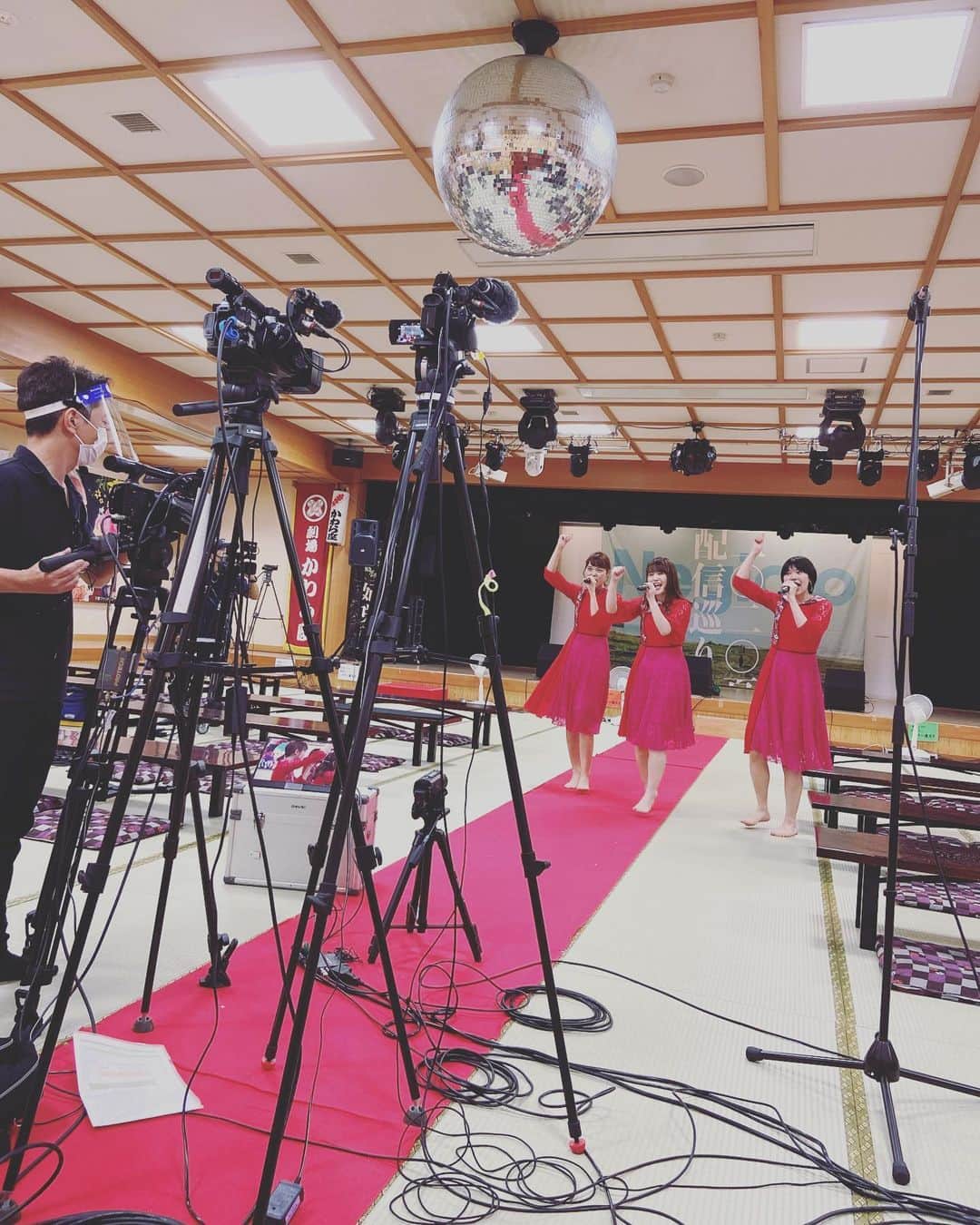 Negiccoのインスタグラム：「﻿ 2020年なつのおもいで。﻿ スイカ割り。﻿ ﻿ Negiccoオンラインライブツアー﻿ 「2020夏、配信巡り」﻿ ﻿ 開催日：2020年8月22日(土) ﻿ 配信巡りその3﻿ ﻿ ステージ上のエアコン故障中のため、﻿ 急遽扇風機を用意してもらいました。﻿ 外も室内も暑かった。﻿ ﻿ ﻿ #Negicco﻿ #Negicco配信巡り﻿」