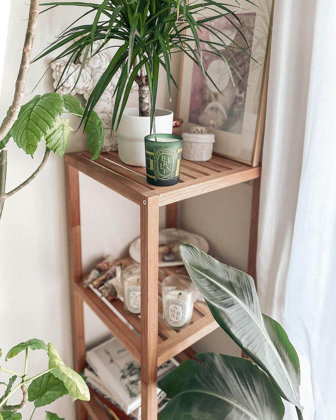 Manamiのインスタグラム：「🌿🕯🌿 @diptyque #citycandles  大好きな @diptyque 通常日本では購入できないシティキャンドルが 期間限定発売してる😍🕯🗺 私はドイツでしか購入できないBERLINを頂きました🇩🇪✨ めっちゃいい香りで、ベルリンに想いを馳せます😌  早く海外に行けるようになりますように🥺🙏🏽🌍  #マナシカの家 #diptyque #diptyqueparis #diptyquecandle #シティキャンドル」