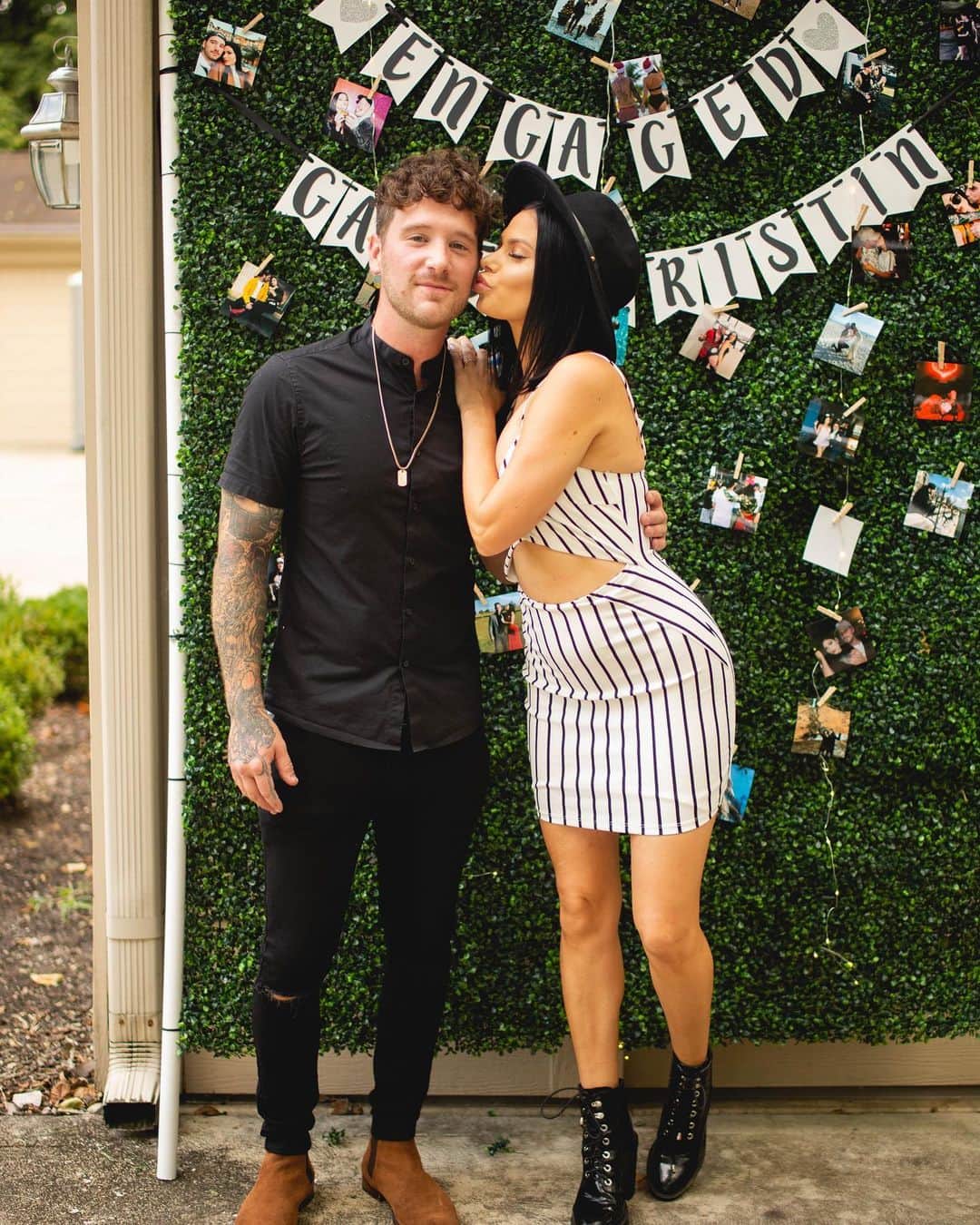 のインスタグラム：「Last weekend we celebrated our engagement with friends and family and it was perfect. Shoutout to @julieeejackson for capturing some great moments ❤️」