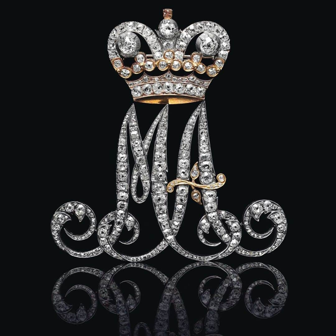 クリスティーズさんのインスタグラム写真 - (クリスティーズInstagram)「The initials 'MA' of this diamond brooch from The James and Marilynn Alsdorf Collection refer to Empress Maria Alexandrovna (1824-1880), wife of Alexander II, and to the Dowager Empress Alexandra Feodorovna (1798-1860), wife of Nicholas I.⠀ .⠀ A lady-in-waiting serving for both Empresses had the cypher brooch made with their two interlaced initials.⠀ .⠀ The brooch is set with old and rose-cut diamonds mounted in silver-topped gold, surmounted by a hinged diamond-set Imperial crown, with suspension loop and pin.⠀ .⠀ A Diamond Silver and Gold Maid of Honour Cypher, Russia, Circa 1855-1860, Number 59. Estimate: $20,000-30,000.⠀ .⠀ Sacred and Imperial: The James and Marilynn Alsdorf Collection Part I — 24 September, New York.⠀ .⠀ #diamond #brooch #russianart #russian #alsdorfcollection #jewelry」9月20日 9時00分 - christiesinc