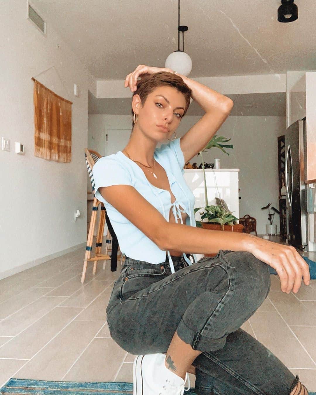 ASOSさんのインスタグラム写真 - (ASOSInstagram)「Instead of washing your jeans, soak them in a tub of water with a liquid soap, leave for an hour and hang up to dry 👖🌏 📸 @thejessicaexperience (she/her) 🔎 ASOS DESIGN 'slouchy' mom jeans with rips (1747359)」9月20日 9時00分 - asos