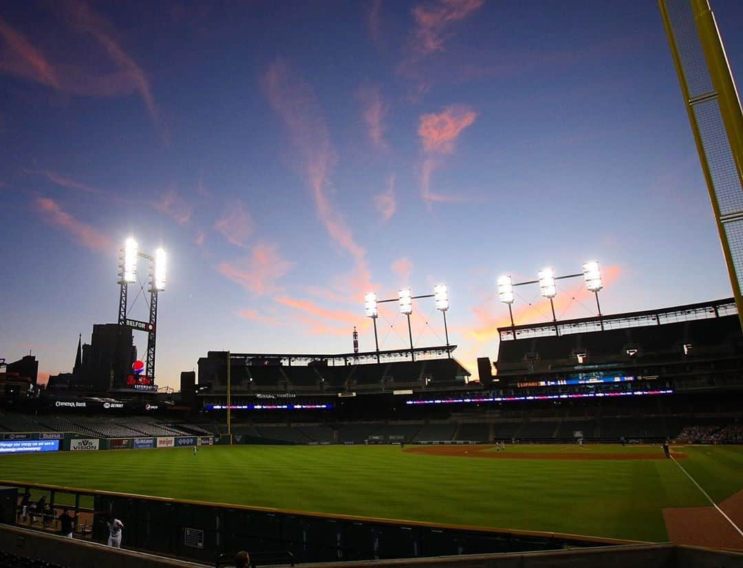 デトロイト・タイガースさんのインスタグラム写真 - (デトロイト・タイガースInstagram)「One last Comerica Park sunset for 2020.」9月20日 9時08分 - tigers