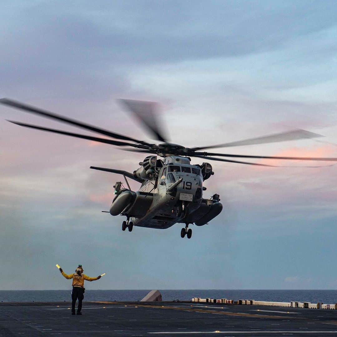 アメリカ海兵隊さんのインスタグラム写真 - (アメリカ海兵隊Instagram)「We Out  A CH-53 Super Stallion assigned to Marine Medium Tiltrotor Squadron 262, @31stmeu, takes off from the flight deck of #USSAmerica in the Philippine Sea.  The MEU and @USNavy amphibious assault ship are enhancing operations with allies and partners while serving as a ready response force for a #FreeAndOpenIndoPacific region. (U.S. Navy photo by Mass Communication Specialist Seaman Matthew Cavenaile)   #USMC #Marines #Deployed #BlueGreenTeam」9月20日 9時12分 - marines