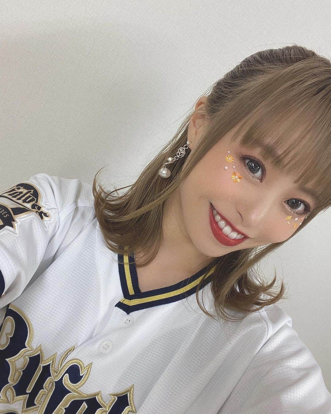 SAYAKA（BsGirls）のインスタグラム：「. .  おはよん🙊💜  昨日の勝利を繋いで今日もバファローズ 勝利できますように🌈✨  試合前１１：３０～ BsGirls オンラインステージ  @ instagram 生配信あります🎤💃♡  あの楽曲を今季初披露しますよ🔥 お見逃しなく♩  寒くなってきてるのでお出掛けされる際は、暖かい格好してお出掛け下さいね☺️  それでは今日も球場でお待ちしてます🧸🌹  #オリックス #BsGirls #Bs2020#baseball #プロ野球 #超革新的 #ORIX #buffaloes #京セラドーム大阪 #sayaka_354 #sayaka #vocal #performance #avex」