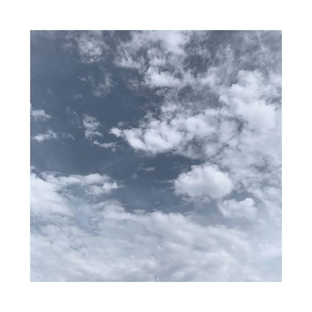 吉澤悠華さんのインスタグラム写真 - (吉澤悠華Instagram)「.﻿ ﻿ ﻿ ﻿ ☁️﻿ ﻿ 加工で暗くしてるのもあるけど﻿ これは特別綺麗なわけじゃないけど﻿ お気に入りの1枚でございます。 ＾＾﻿ ﻿ 最近雲みるの好きです。﻿ すぐ写真撮っちゃう﻿ ﻿ ﻿ ﻿ ﻿ #sjk #jk2 #アイドル #양복 #아이돌 #고교생 #雲 #cloud」9月20日 9時27分 - harurunfrog_78