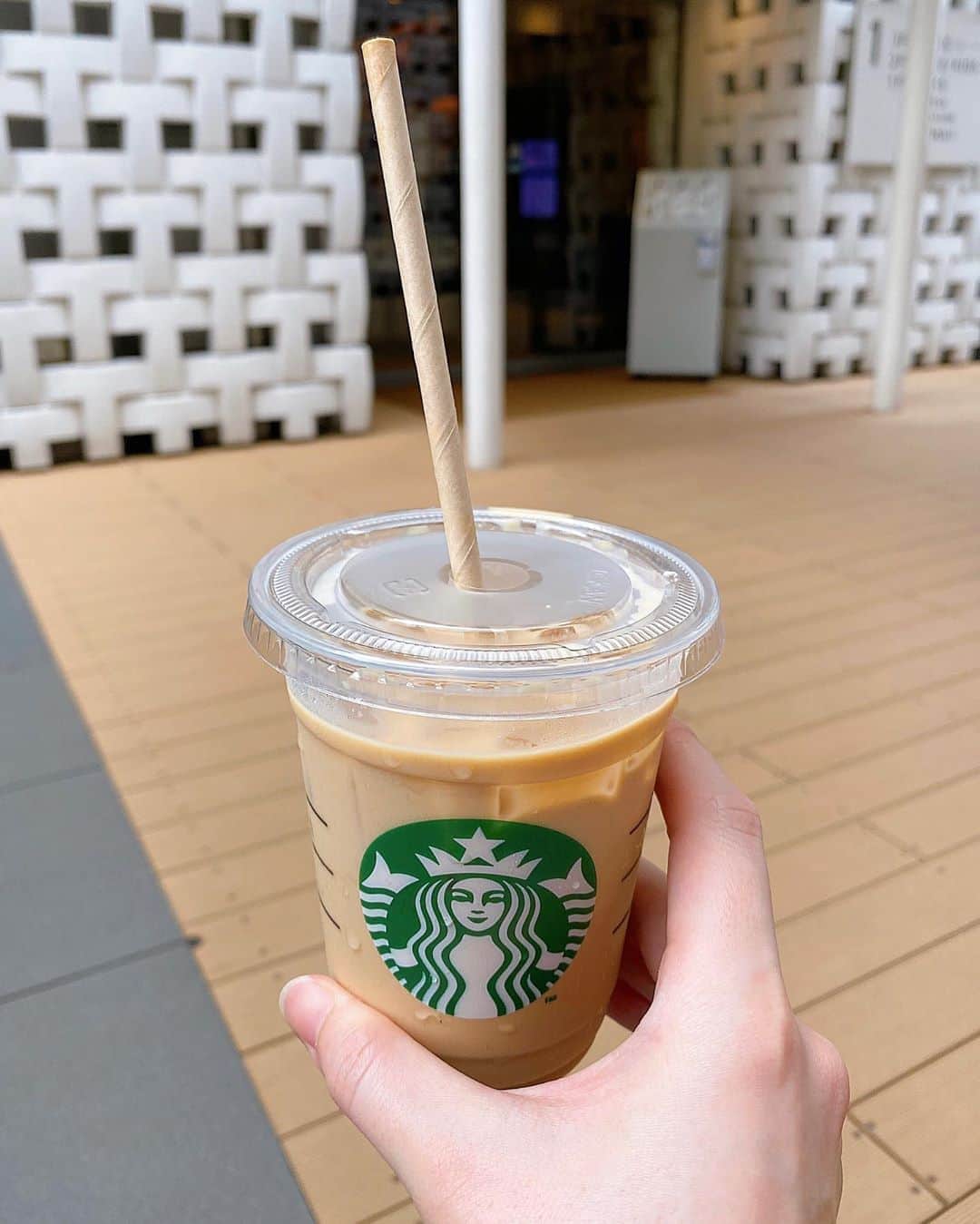 のインスタグラム：「先日の代官山蔦屋にあるスターバックスにて☕️✨  スタバカードを頂いたので、また今度ご褒美で何か飲みたいなぁ☺️🌸  #starbucks #スタバ #代官山蔦屋書店 #代官山スタバ #コーヒー #カフェラテ #caffelatte #cafe #coffee #カフェ #スターバックス #팔로우 #팔로우미 #소통 #팔로우환영 #写真好きな人と繋がりたい #tagsforlikes #followme #instalike #cafestagram #photo #likeforlikes  #photooftheday #instagood #igers #좋아요  #follow」