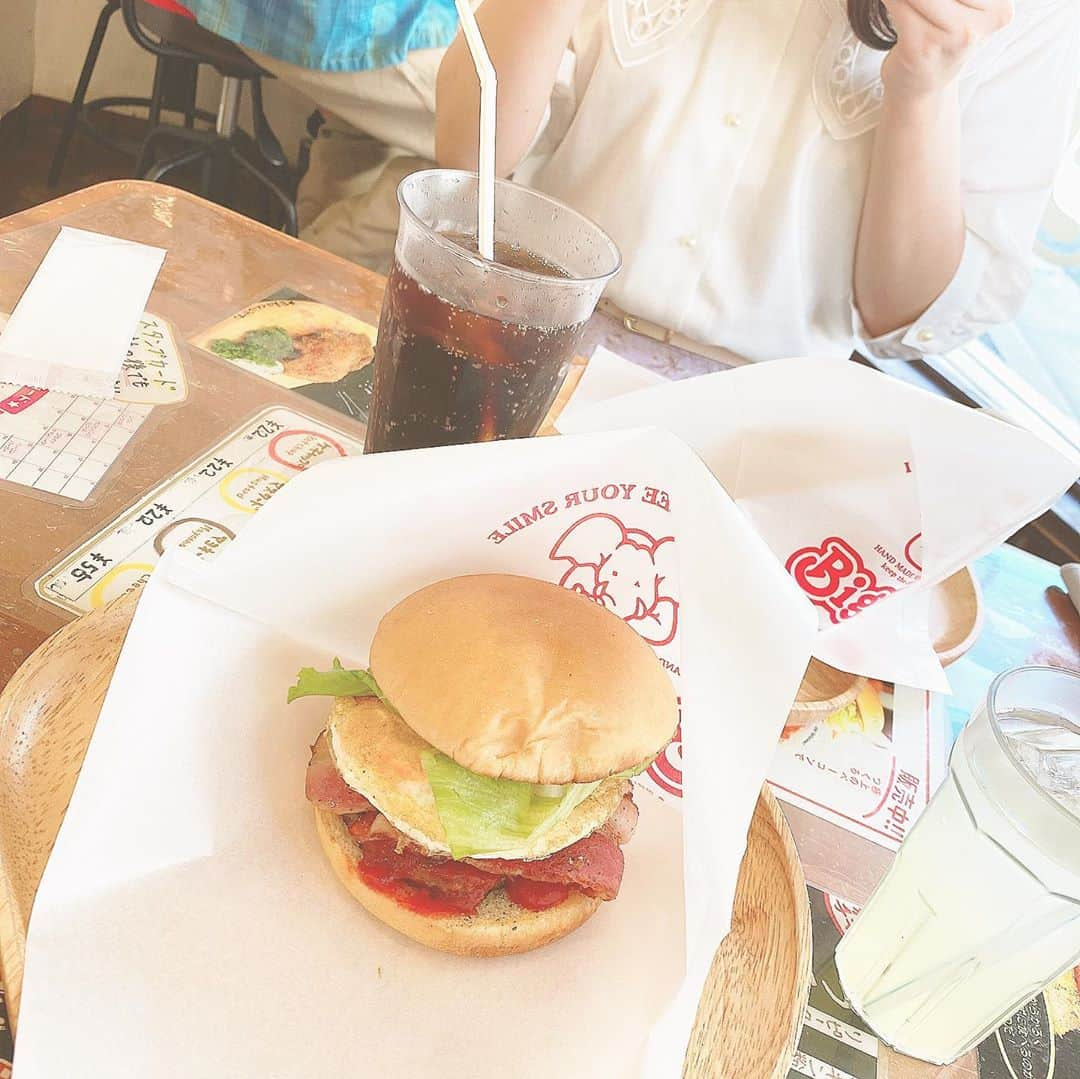 川原美咲さんのインスタグラム写真 - (川原美咲Instagram)「🍔ｻｾﾎﾞﾊﾞｰｶﾞｰ🍔 友達が連れて行ってくれました🤍 ・ ・ ・ ・ ・ めっちゃ昔のやつだったけど、AKBのブログに載りました！って書いてあった！　　なんか親近感😳 #bigman佐世保  #佐世保バーガー  #佐世保カフェ  #佐世保ランチ  #佐世保グルメ #bigman佐世保バーガー」9月20日 9時36分 - misaki_888_sagasaikou