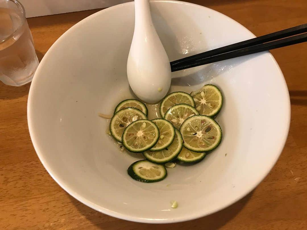 静岡グルメ情報さんのインスタグラム写真 - (静岡グルメ情報Instagram)「・ すだちラーメン ・ すだちは食べれるのか？ ・ 食べちゃダメなのか？ ・ こっそりラーメンと一緒に食べてみた😋 ・ こんなにあると食べと食べるのは容易じゃないね！ ・ たぶん食べるためじゃないんだな！ っと悟ったw ・  #静岡グルメ #静岡ランチ #パン🥐  #静岡 #静岡市街中ランチ #ラーメン🍜 #おすすめカフェ☕️#静岡市パン屋 #デザート #スイーツ🍰 #駿河区おすすめランチ  #葵区ランチ #静岡市ランチ #静岡市グルメ #静岡市カフェ #静岡市 #食通 ・ ・ 静岡市の食通さんと繋がりたい 情報交換求む  もっと美味しい店知りたい ・ #followme #eat #grumet #food #cafe #lunch  #Shizuoka #japan #japan food」9月20日 9時39分 - syokutsuu_itete_in_shizuoka