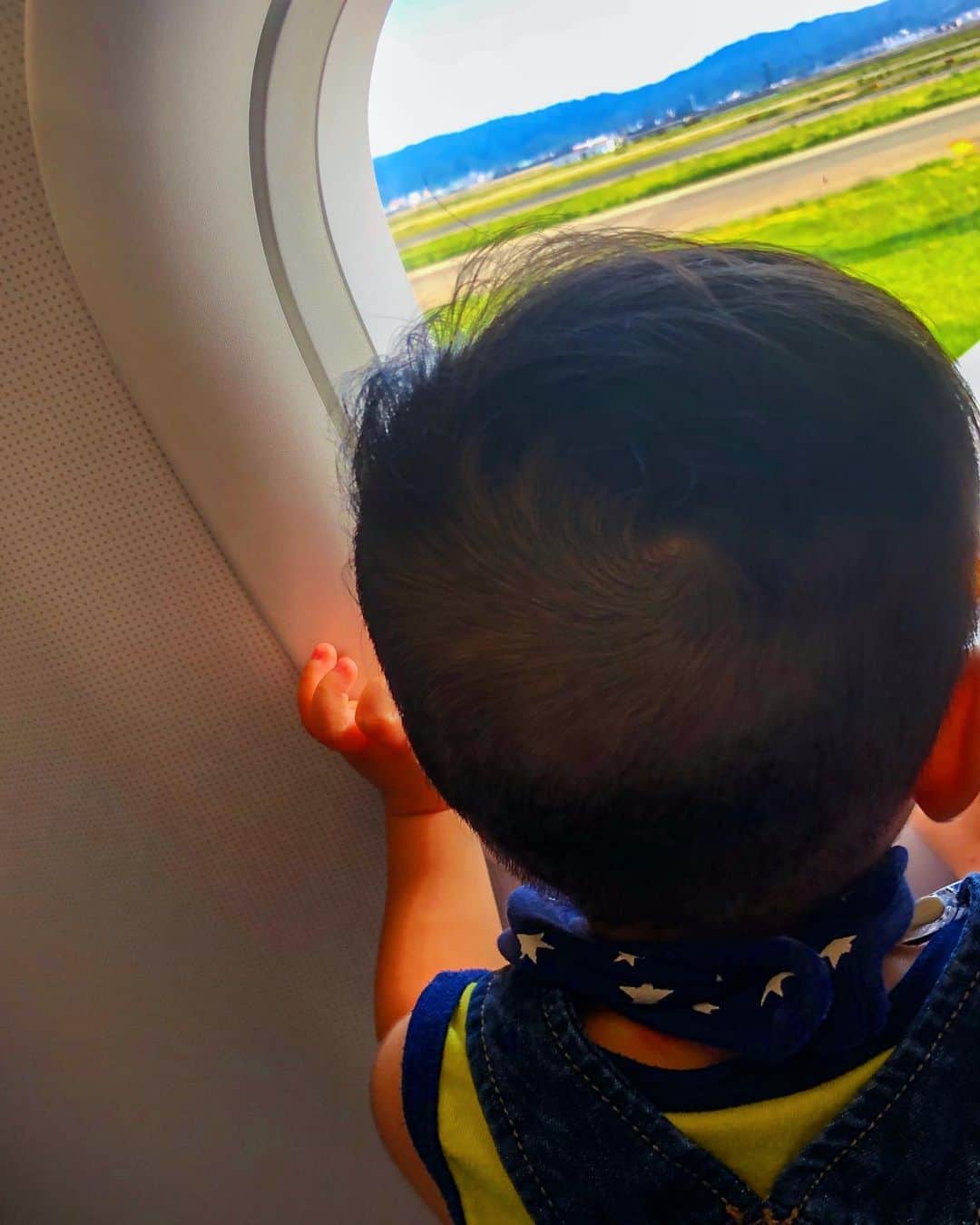 中尾みほさんのインスタグラム写真 - (中尾みほInstagram)「・ ぼくちん👶はじめての飛行機✈️ 到着まで賢く座ってたよ💖 ・ #男の子#1歳児#飛行機#飛行機デビュー #関空#関西#ANA#旅行#沖縄#関西国際空港」9月20日 9時39分 - mihochan18