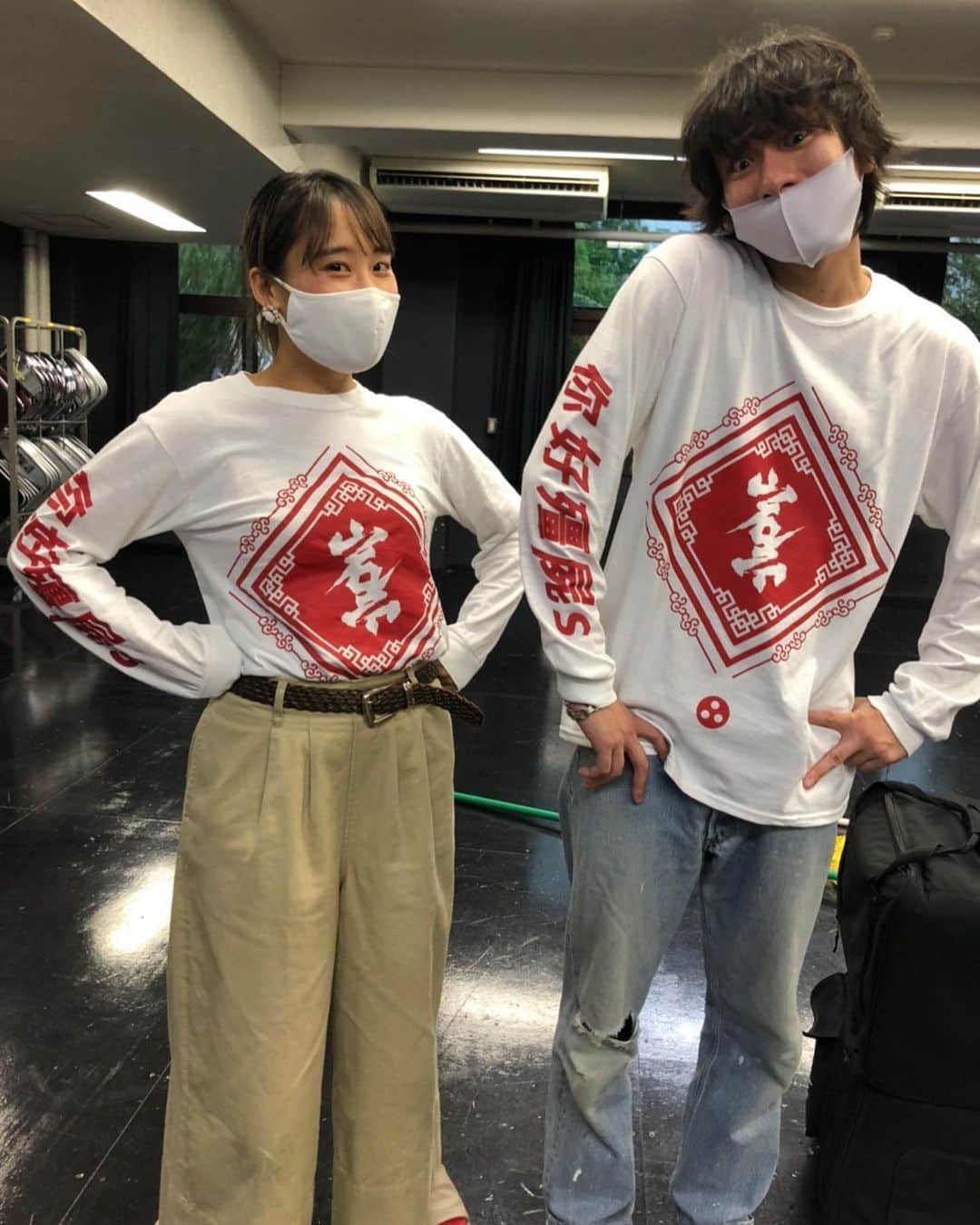 落合モトキのインスタグラム：「最近肌寒くなってきましたね~ 体調に気をつけてー 改めて、手洗いうがい 徹底です。 写真は今回舞台の演出補のオマメちゃんと。ハライッチャン #キ上褐色」
