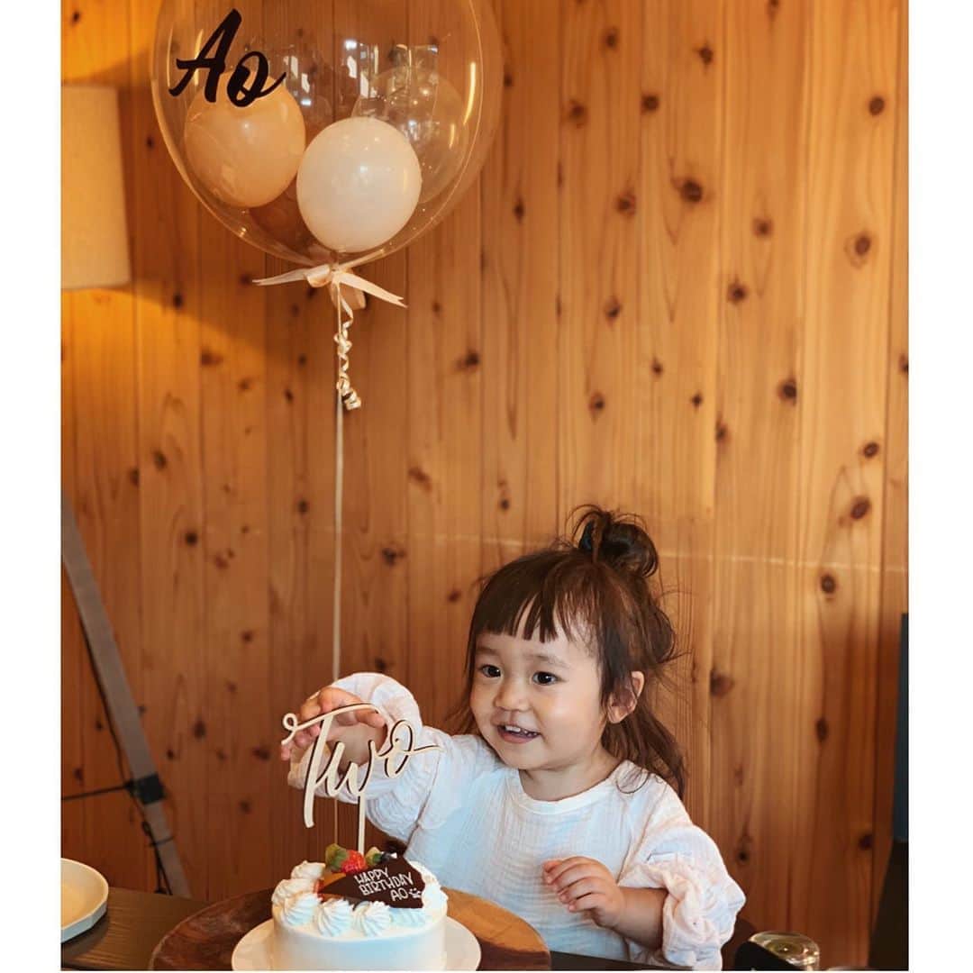 のインスタグラム：「____ #0915 あお様2歳のお誕生日おめでとう🎈 あんな小さかった赤ちゃんが もうすっかりわんぱくな女の子に。 お話もたくさんできるようになって 叔母はあなたの成長に感動よ🥺 いつもたくさん笑わせてくれてありがとう❤️ . さんちゃんにいつも愛情たっぷりの大好きをしてくれて、その姿がほんと愛おしい。 2人を見てると小さい頃の私達かのよう。 #娘達も見事にソース顔と塩顔 👯‍♀️ これからも元気いっぱいお笑いの道極めていってね！笑 5枚目はあおちゃんが最近はまってる変顔をみんなで🤪 #これだいぶマシなやつ ____ #お誕生日 #家族　#姪っ子 #おばばか #ミニ伊地知姉妹」