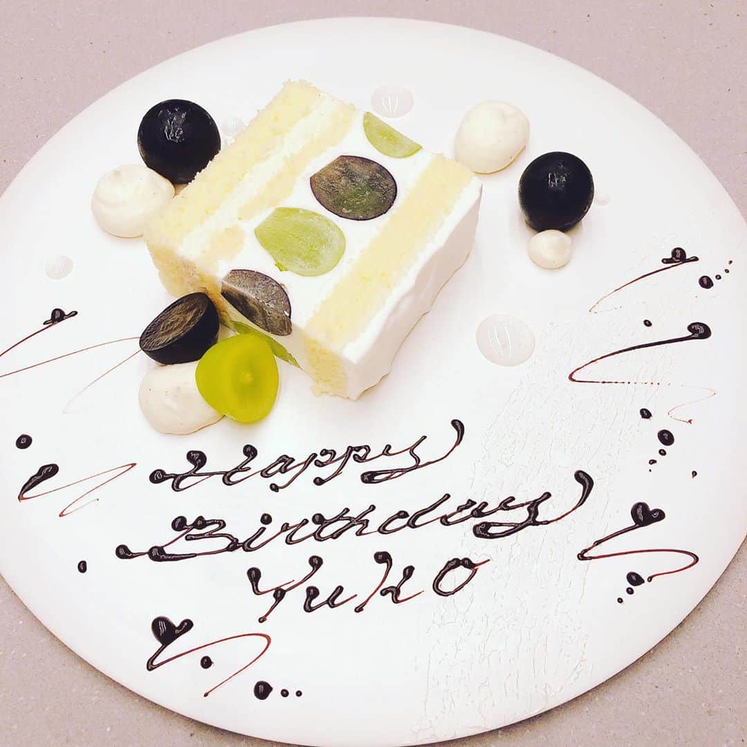 江連裕子さんのインスタグラム写真 - (江連裕子Instagram)「. 素敵な誕生日ケーキ🎂を用意して頂きました。 手作りかんざしはまりえたんからのプレゼントです💠 . #誕生日プレゼント #誕生日 #誕生日サプライズ #誕生日ケーキ #birthday #birthdaycake #birthdaypresent #birthdaysurprise」9月20日 10時08分 - yuko_ezure