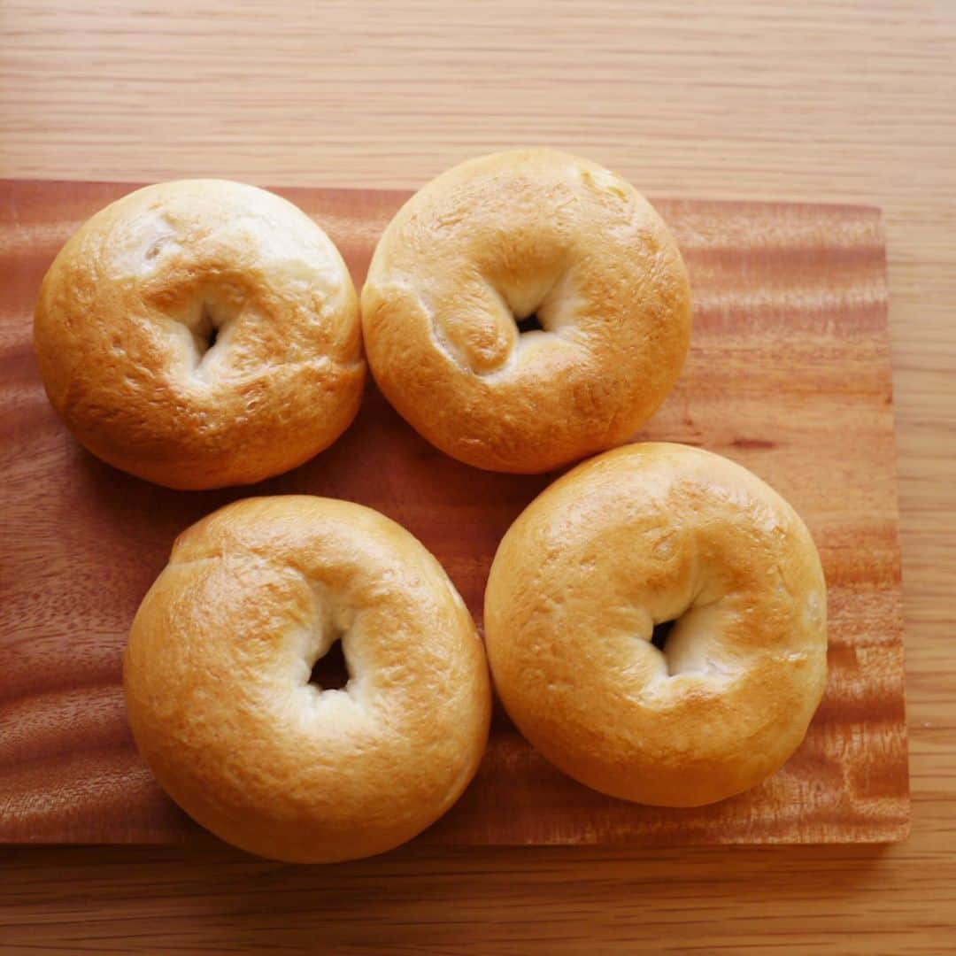 COLLOのインスタグラム：「ベーグル🥯🥯🥯  焼く前に茹でるなんて知らなかった！ もちもち✨  #手作りパン  #ベーグル」